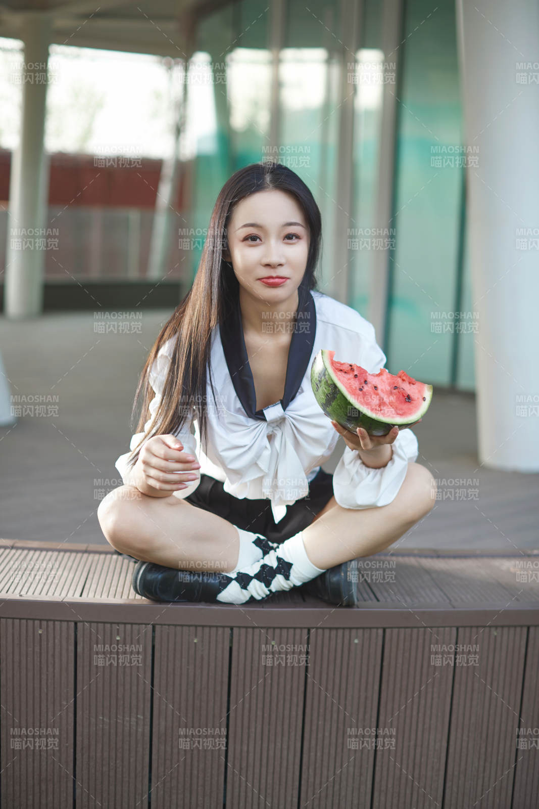 初夏戶外公園吃西瓜的可愛少女