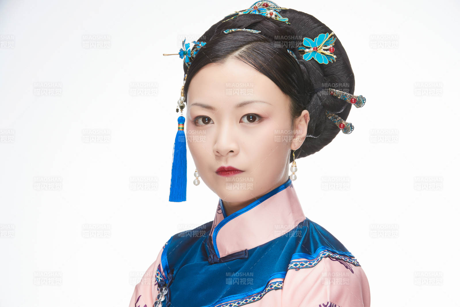 白色背景下的清代女性古裝造型清朝古裝