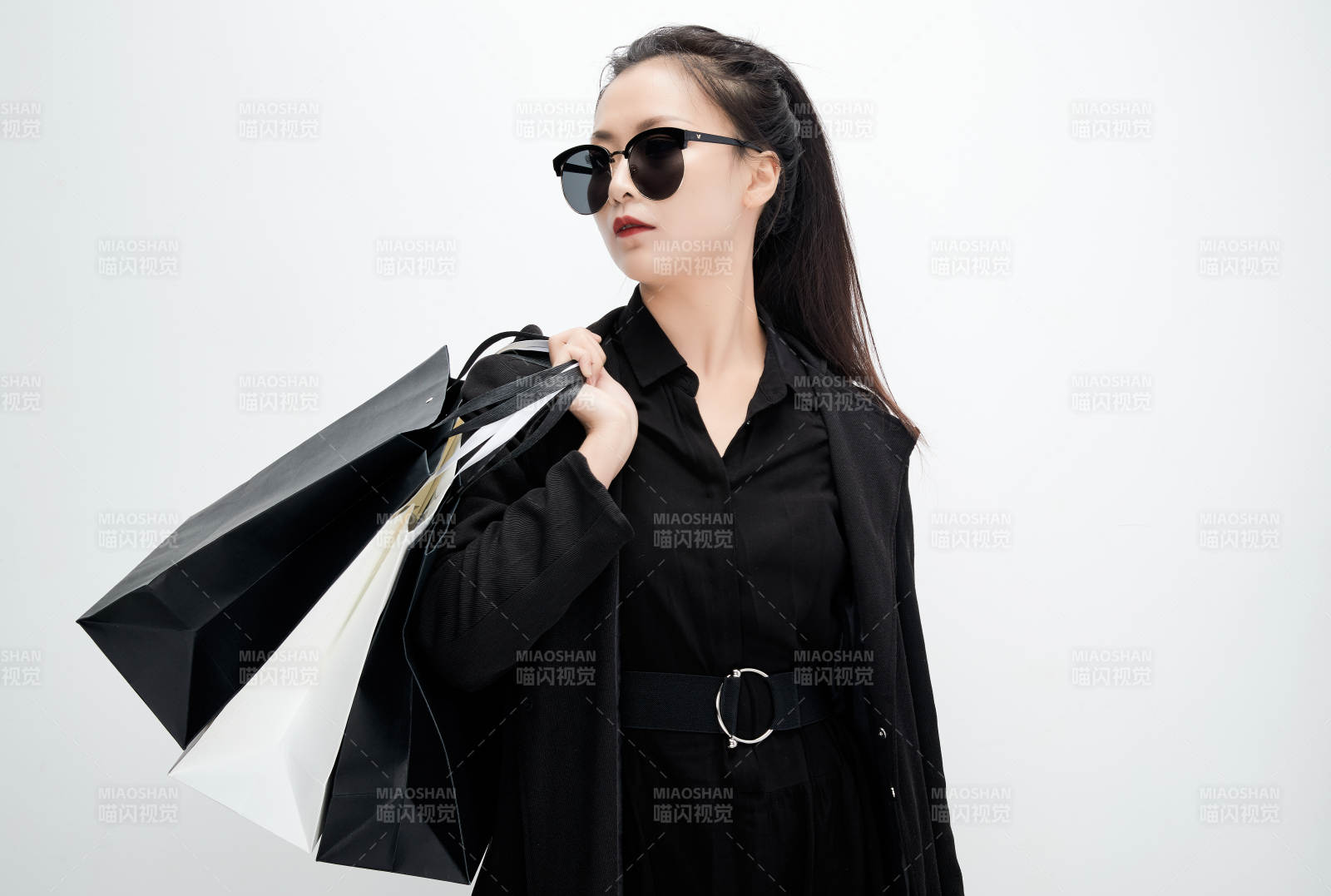 白色背景下手提購物袋時尚美麗的亞洲少女