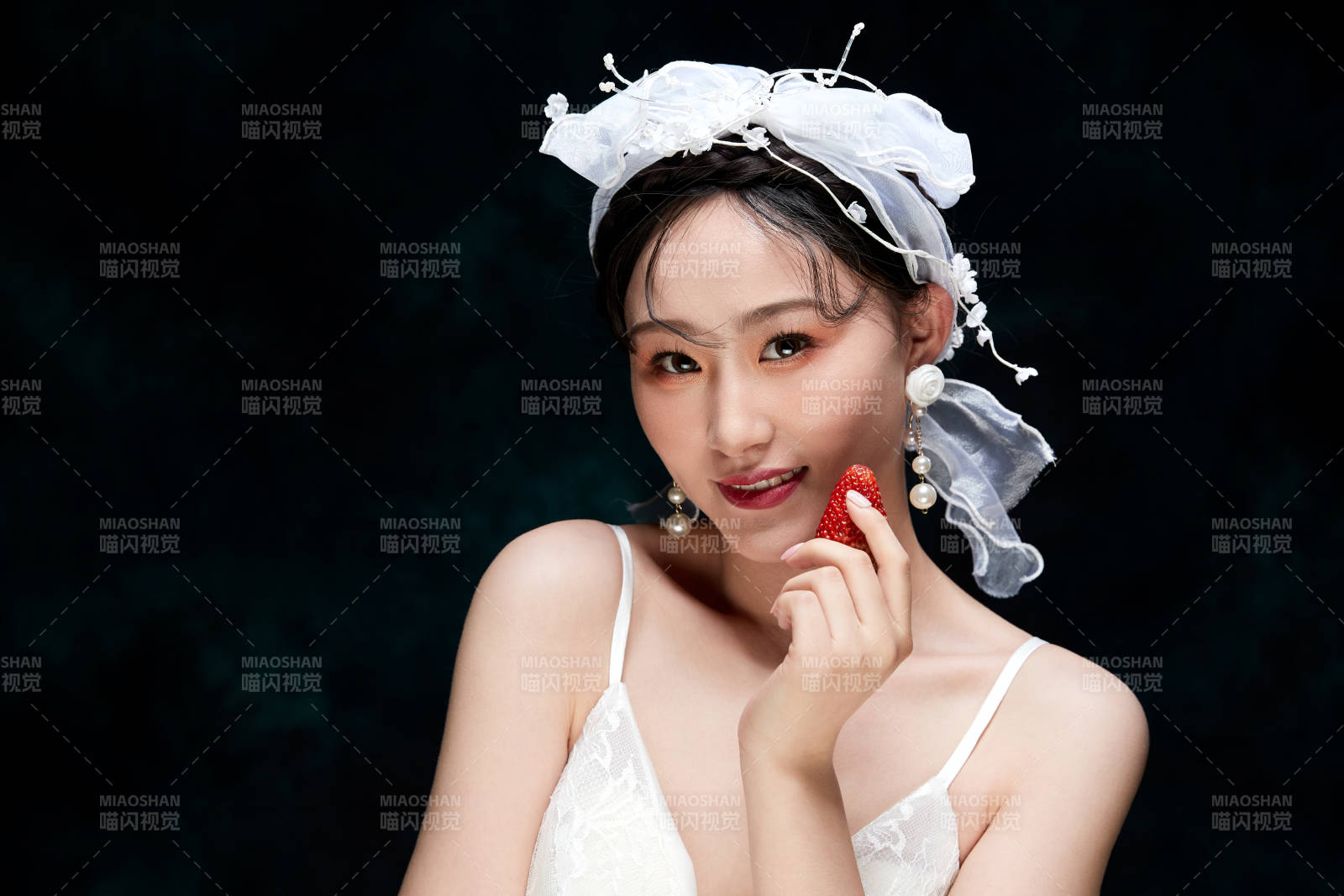 黑色背景下的女性復古婚紗妝面