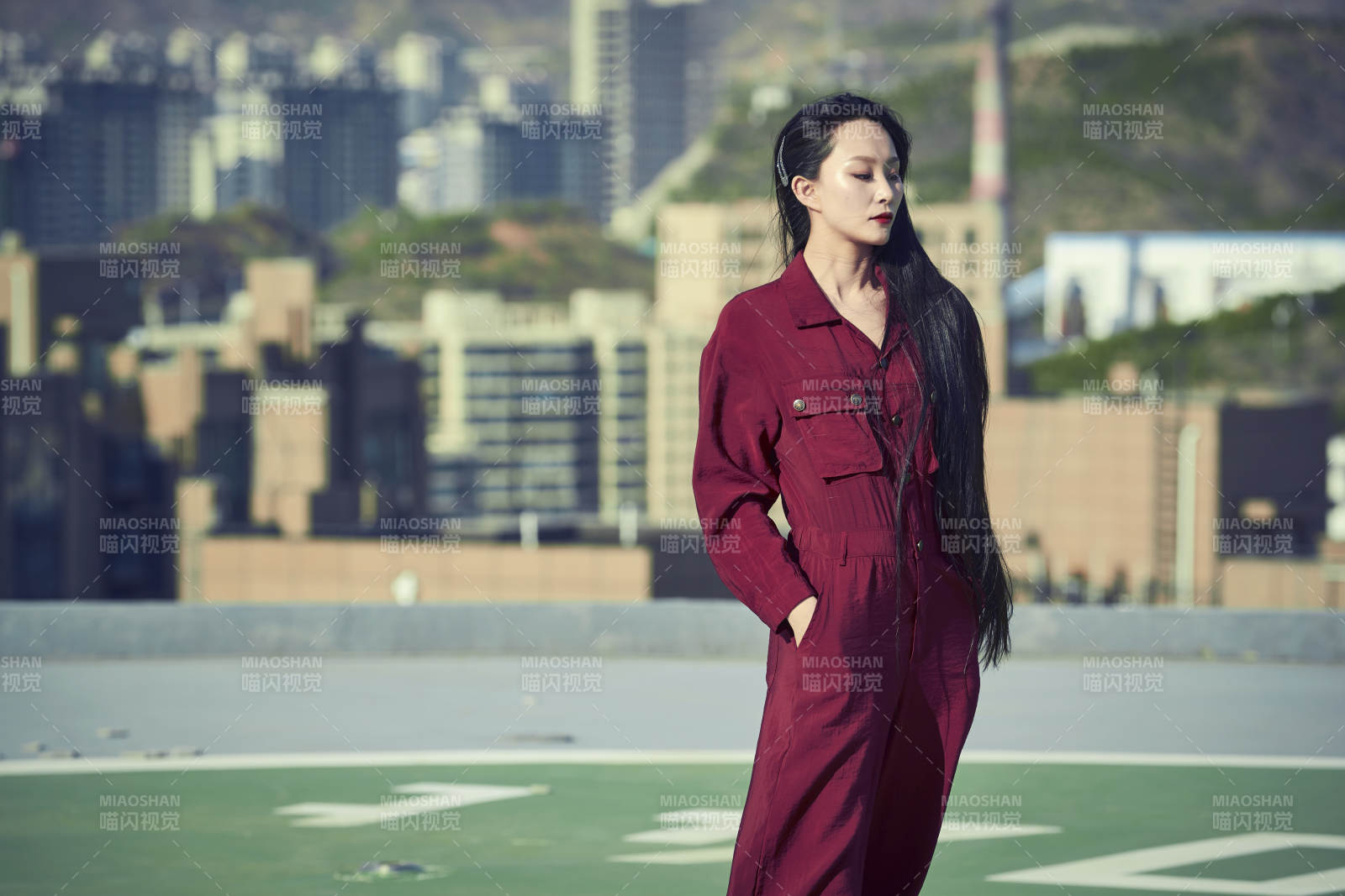 在樓頂停機坪的亞洲年輕女性