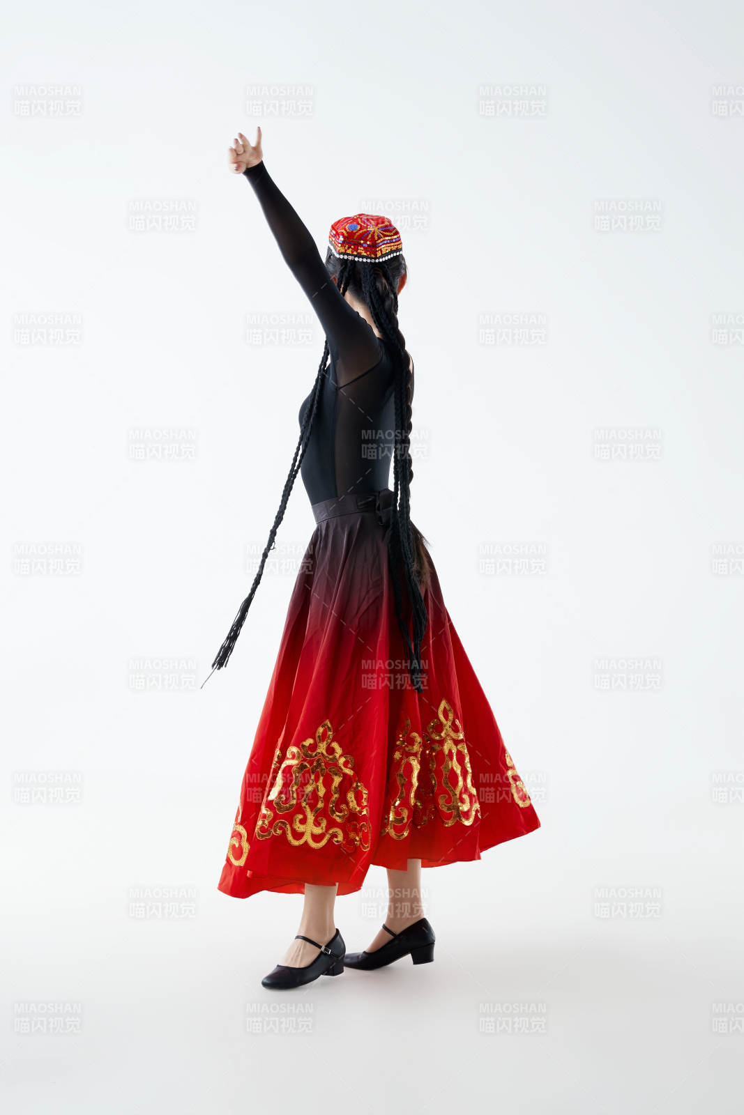 穿著新疆維吾爾族服飾跳舞的少女