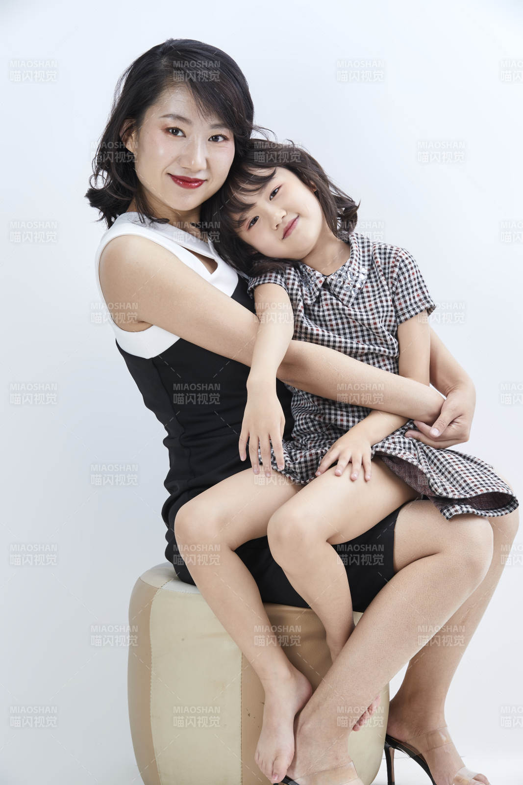 白色背景的美麗媽媽與可愛女兒親子人像