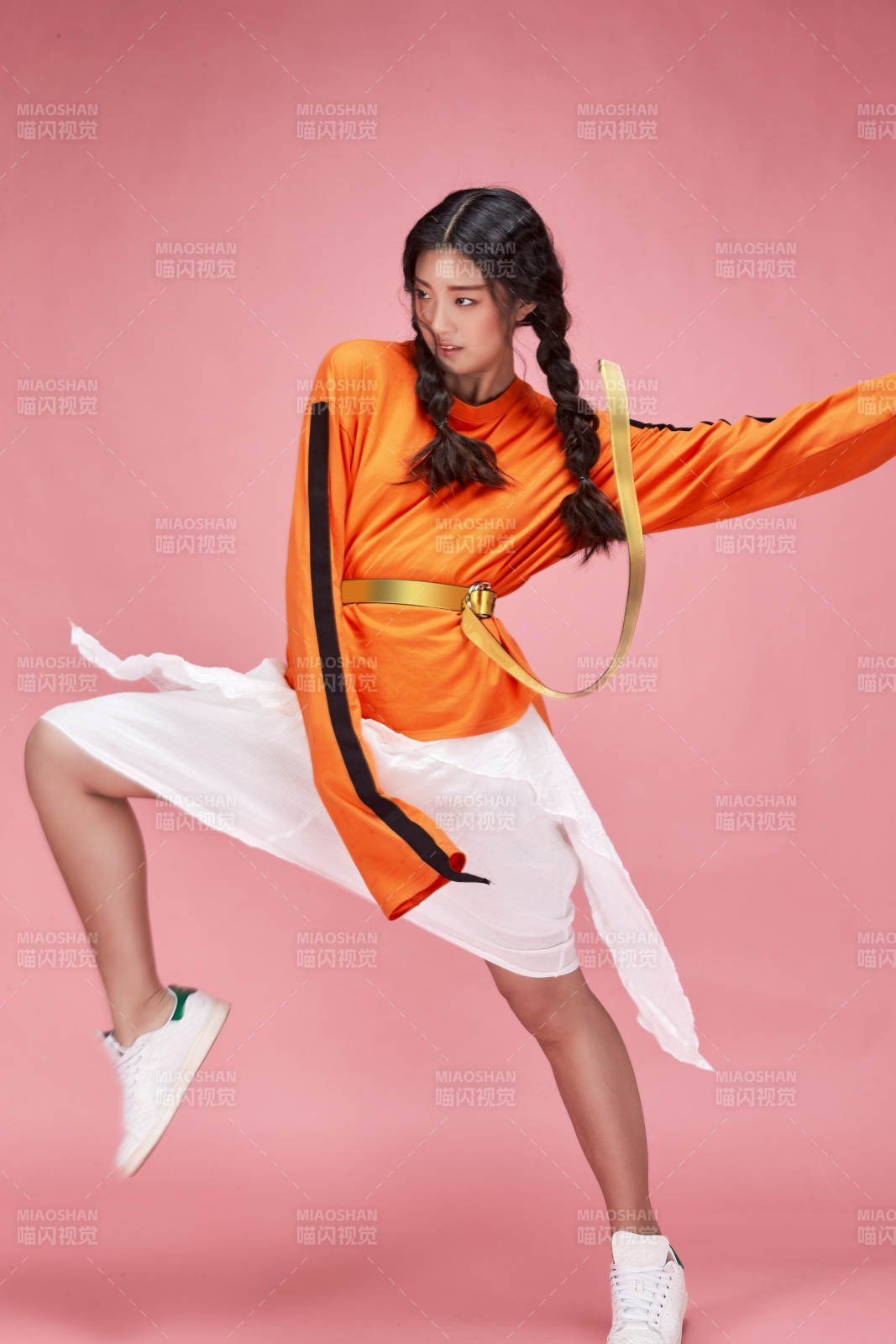 攝影棚拍攝的時尚亞洲女性模特