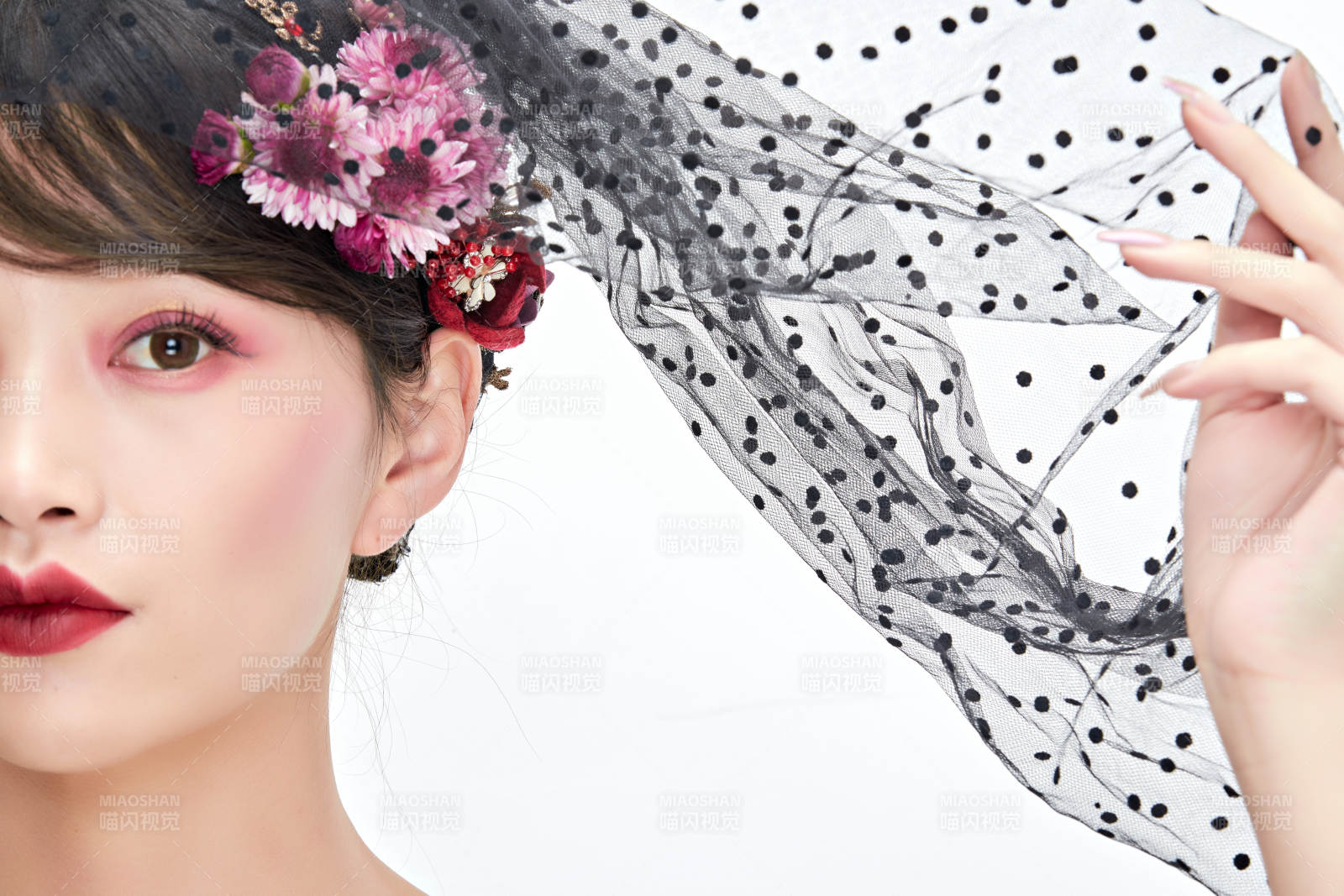 白色背景下的新娘彩妝美女人像