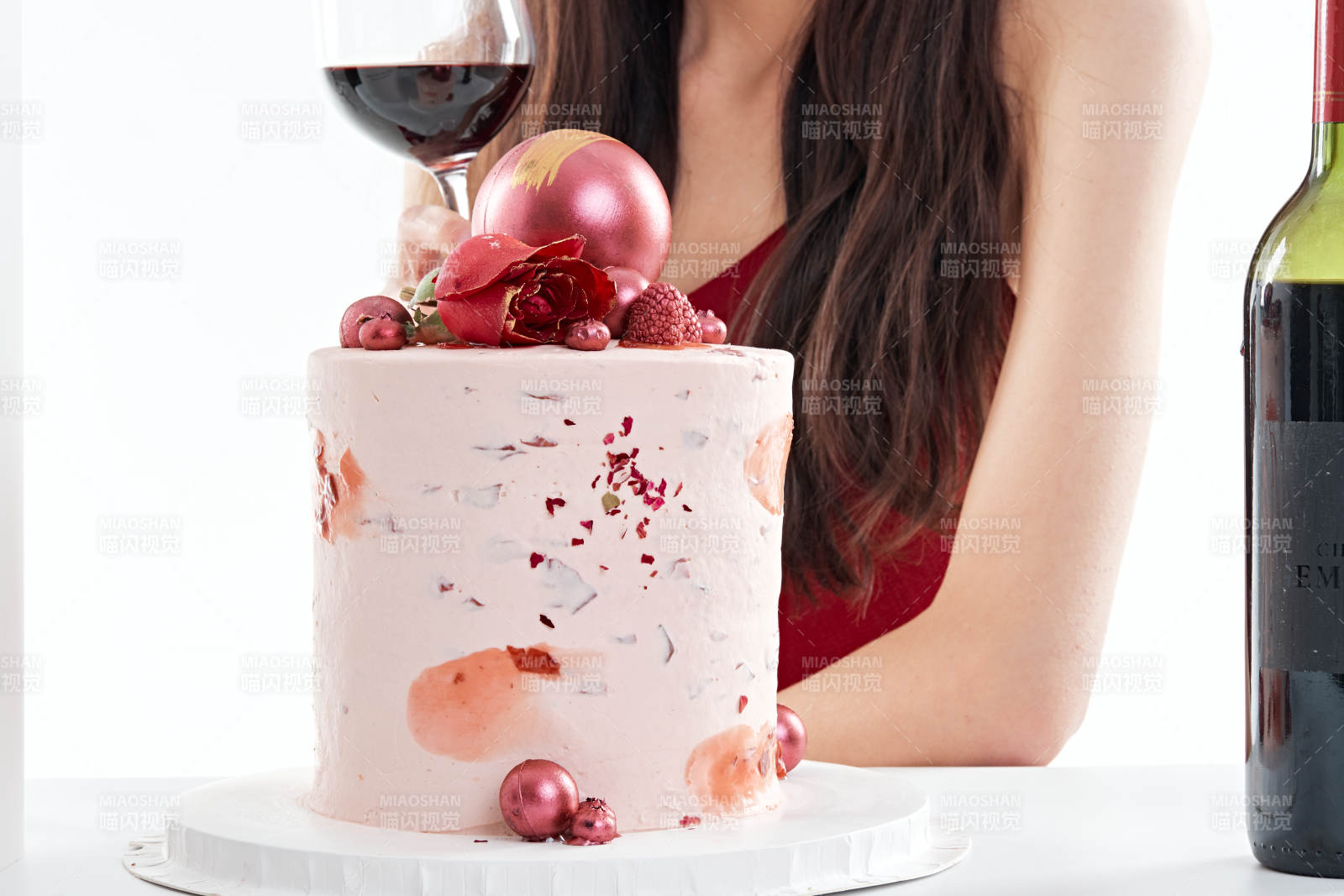 喝紅酒品嘗蛋糕的年輕女性