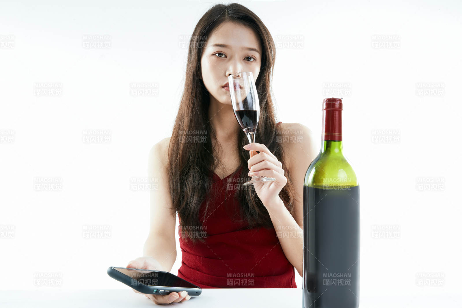 獨自品嘗紅酒的亞洲女性