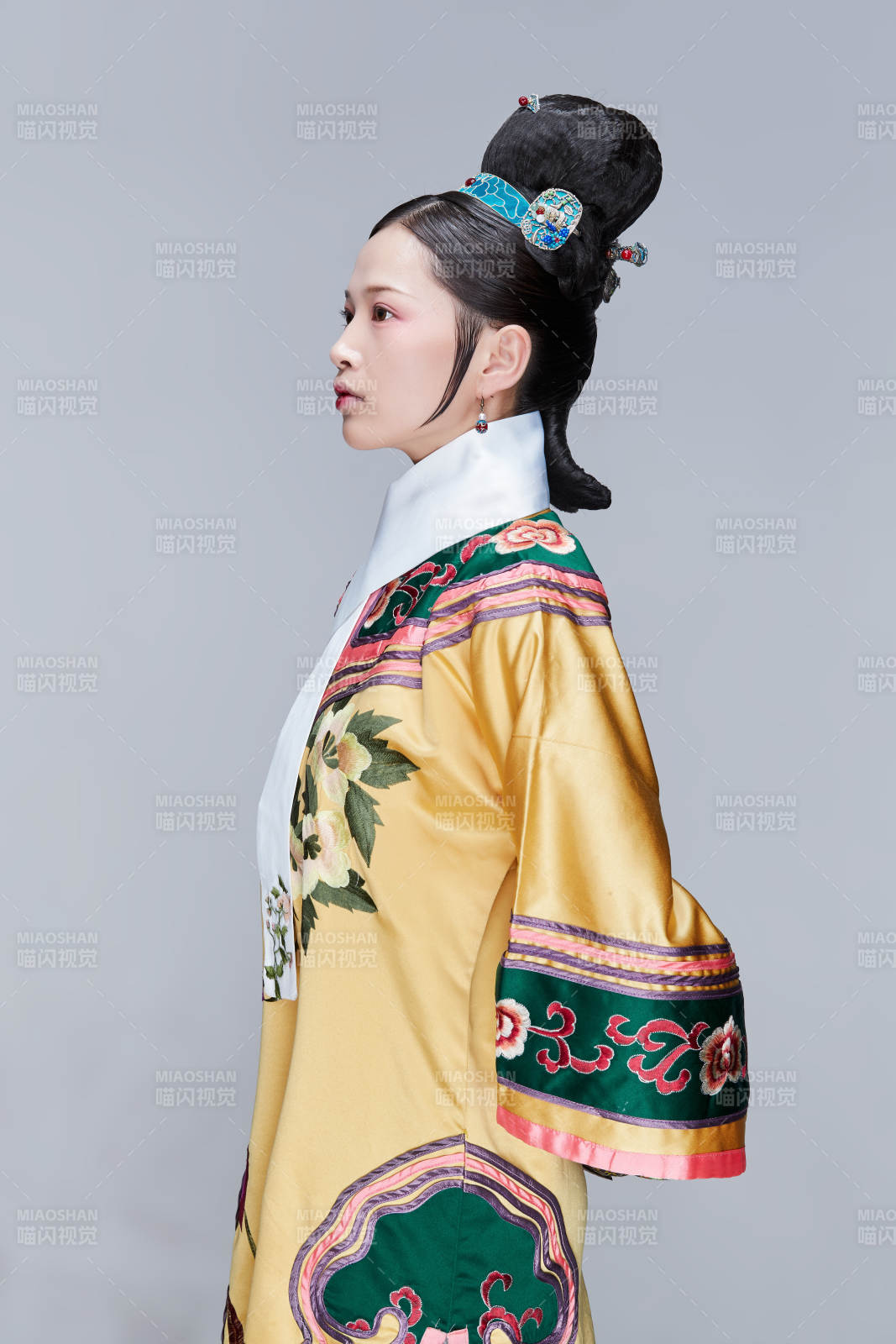 白色背景下的清代女性古裝造型清朝古裝