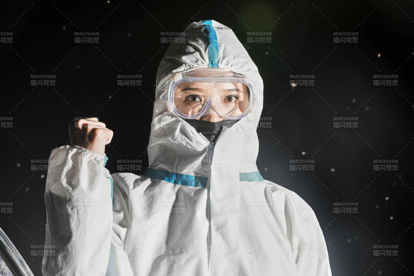 穿白色防護(hù)服佩戴護(hù)目鏡口罩的女性防護(hù)人員