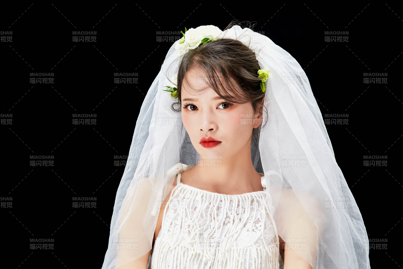 黑色背景下的美妝新娘彩妝人像