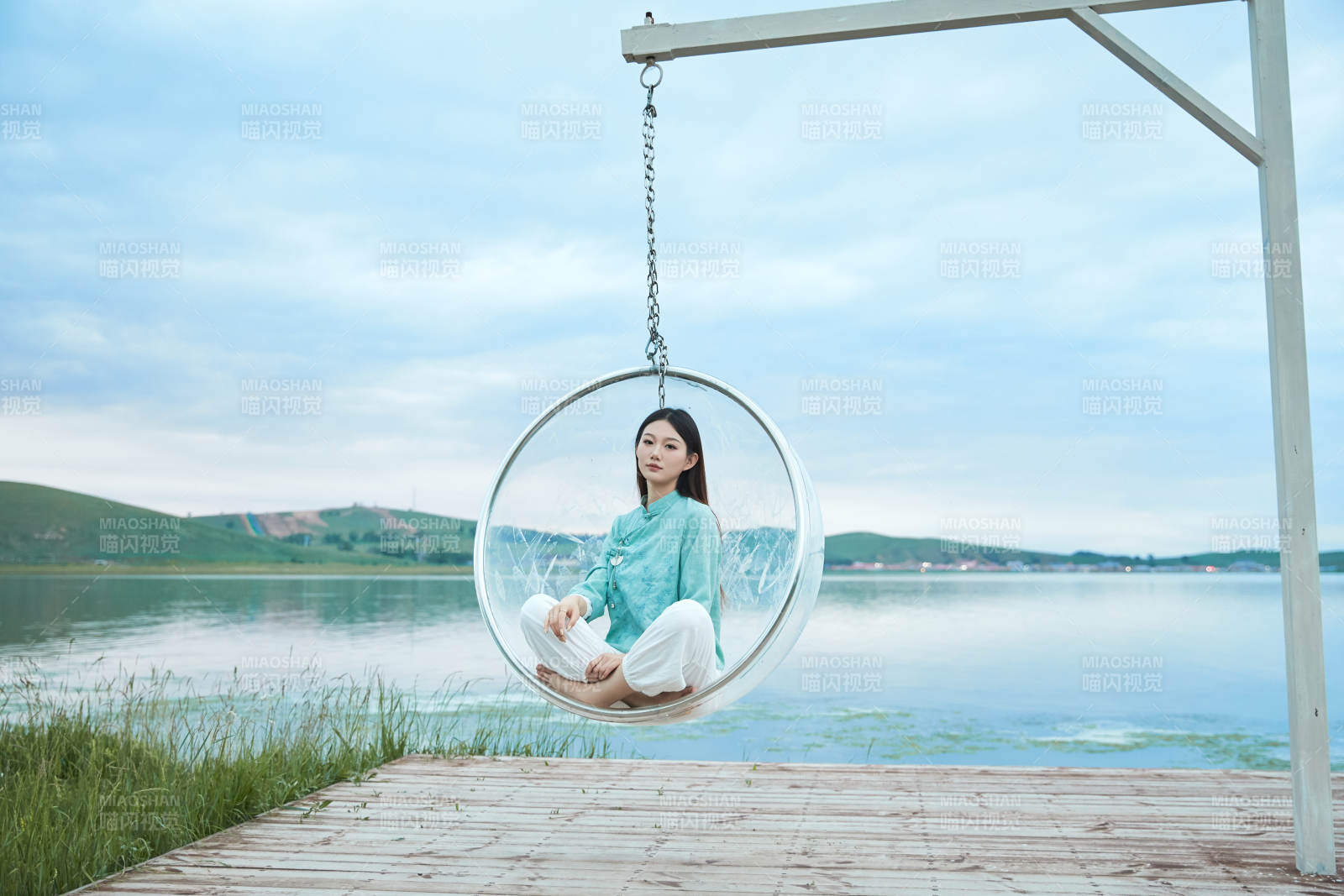 草原湖畔打卡點游玩拍照的亞洲少女