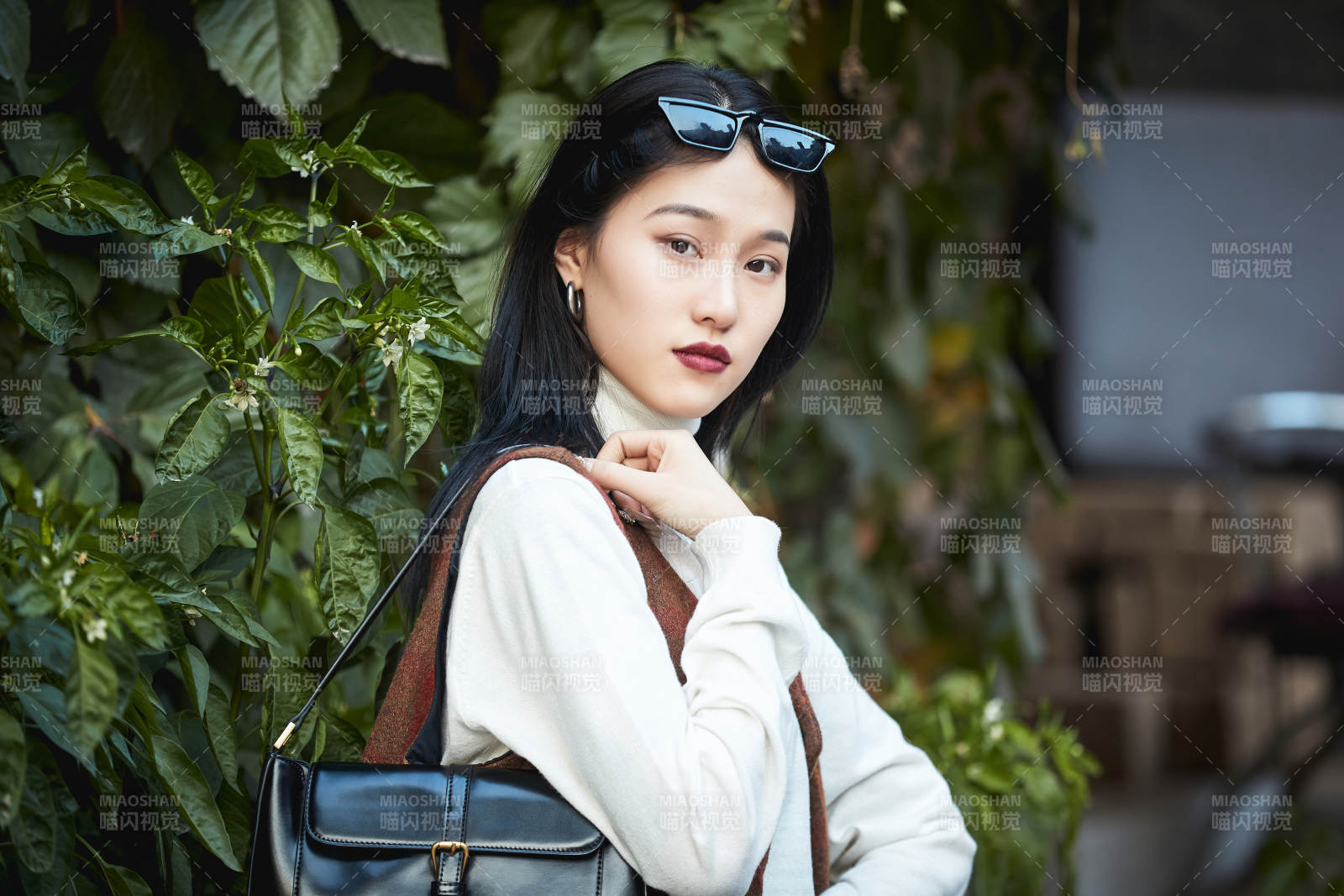 老舊城區里穿著復古港風的美麗清純少女