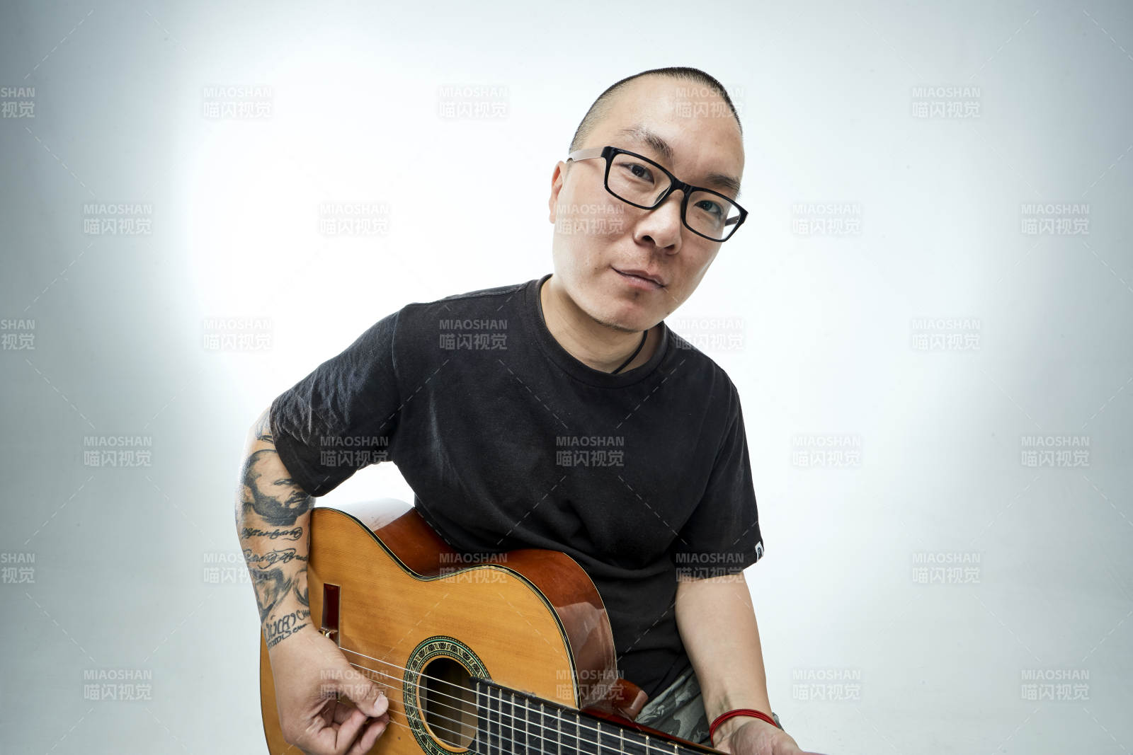 示范演奏古典吉他的亞洲男性樂手人像