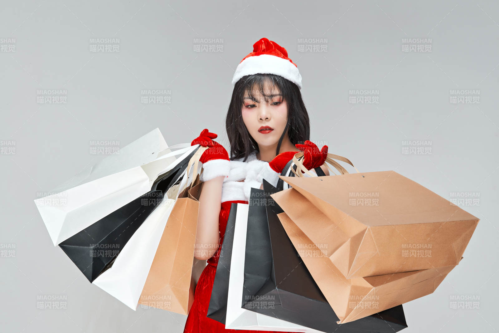 身穿圣誕服飾手提購物袋性感可愛的圣誕女郎