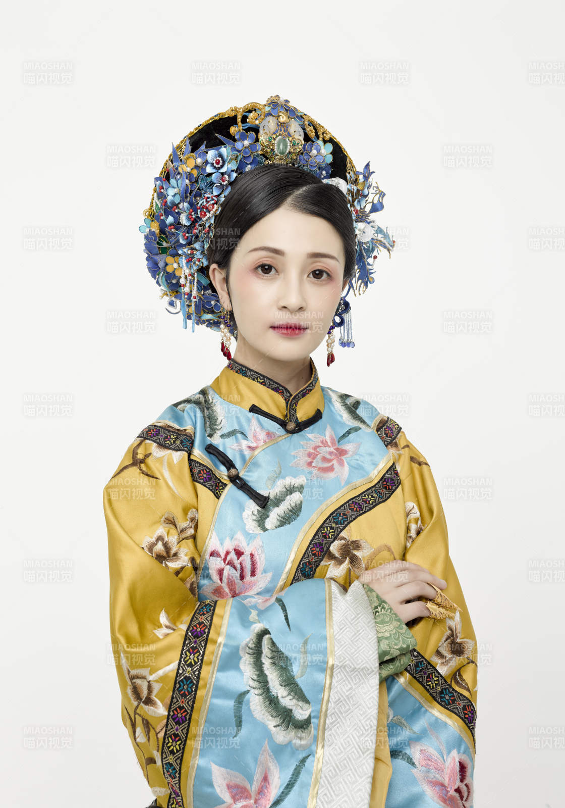 白色背景下的清代女性古裝造型清朝古裝