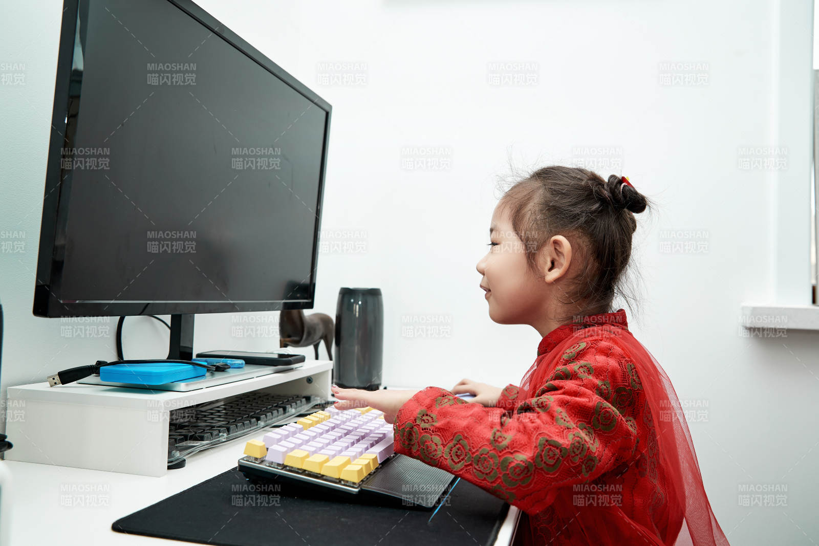 在家玩耍的亞洲小女孩