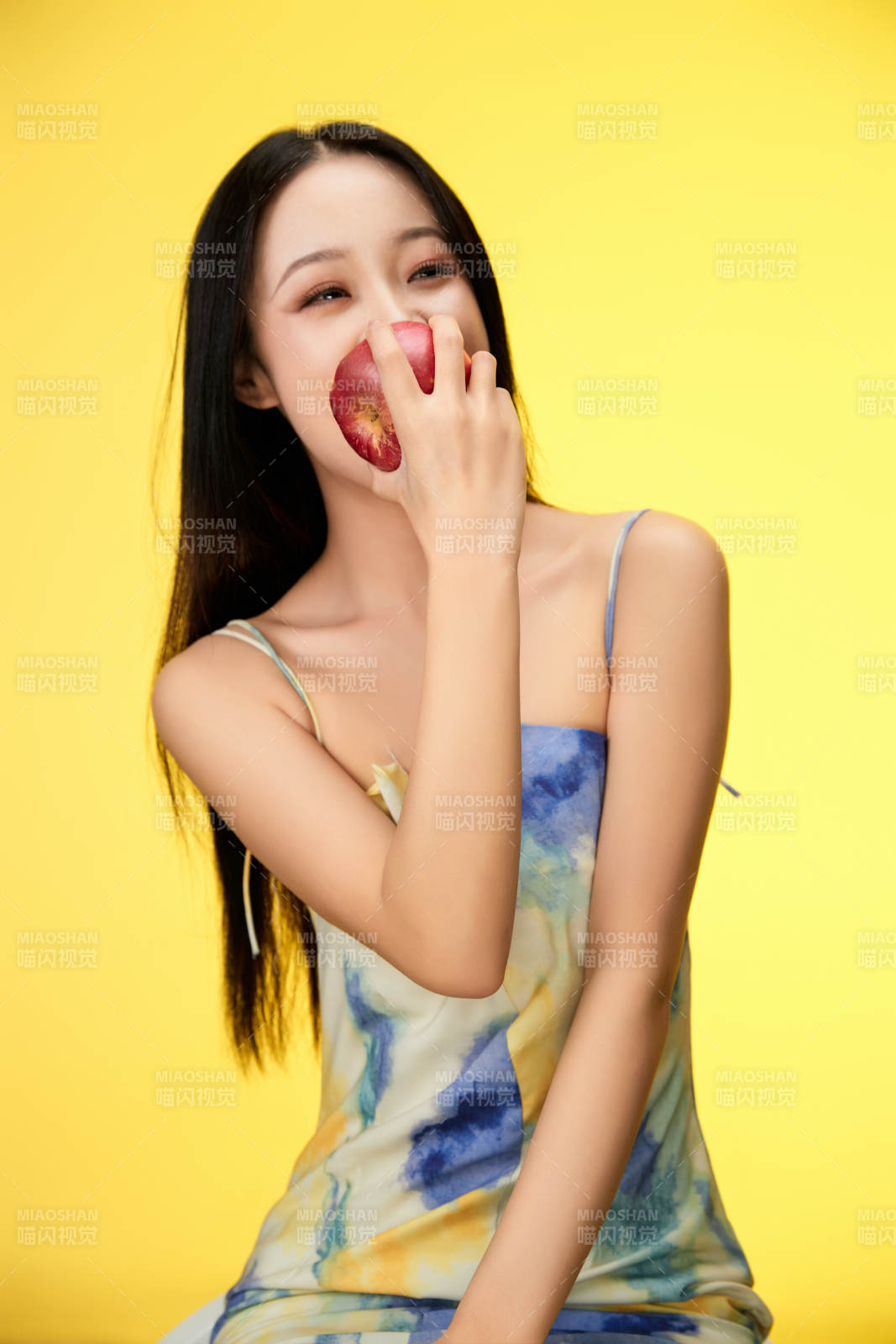 吃水果的亞洲東方長發少女