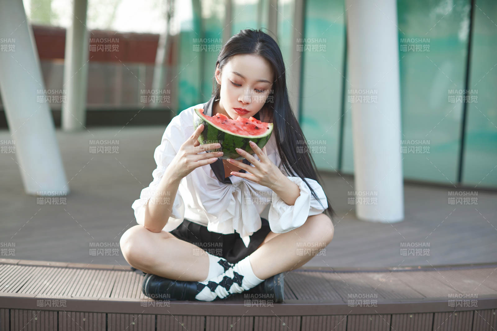 初夏戶外公園吃西瓜的可愛少女