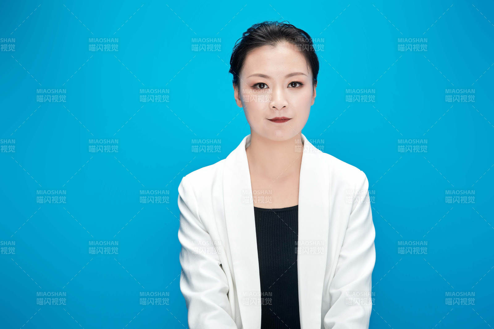 身穿西服拿著手機(jī)與文件夾的亞洲商務(wù)女士