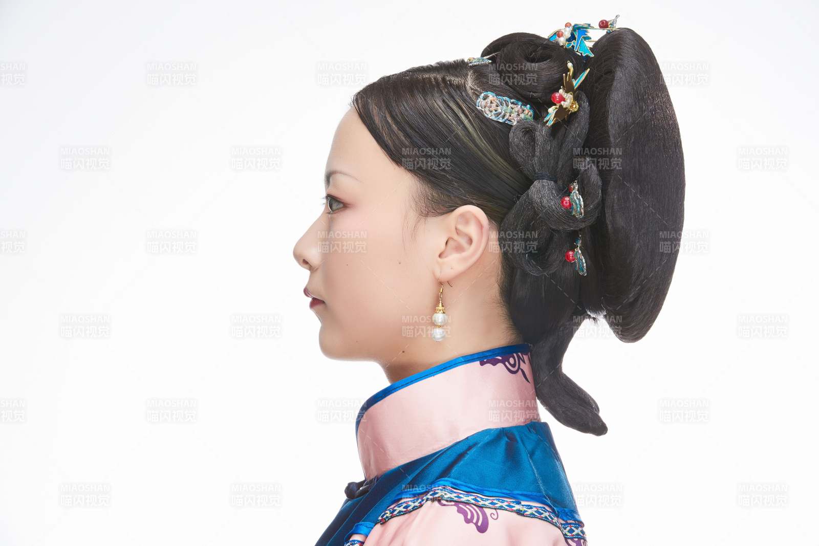 白色背景下的清代女性古裝造型清朝古裝