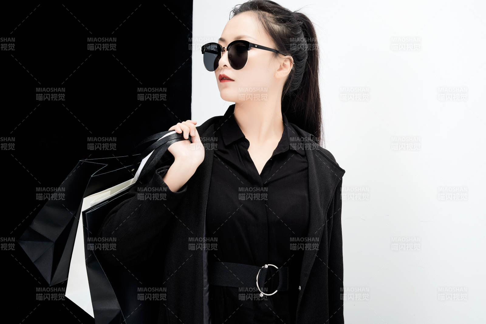 黑白色背景下的手提購物袋的時尚亞洲少女