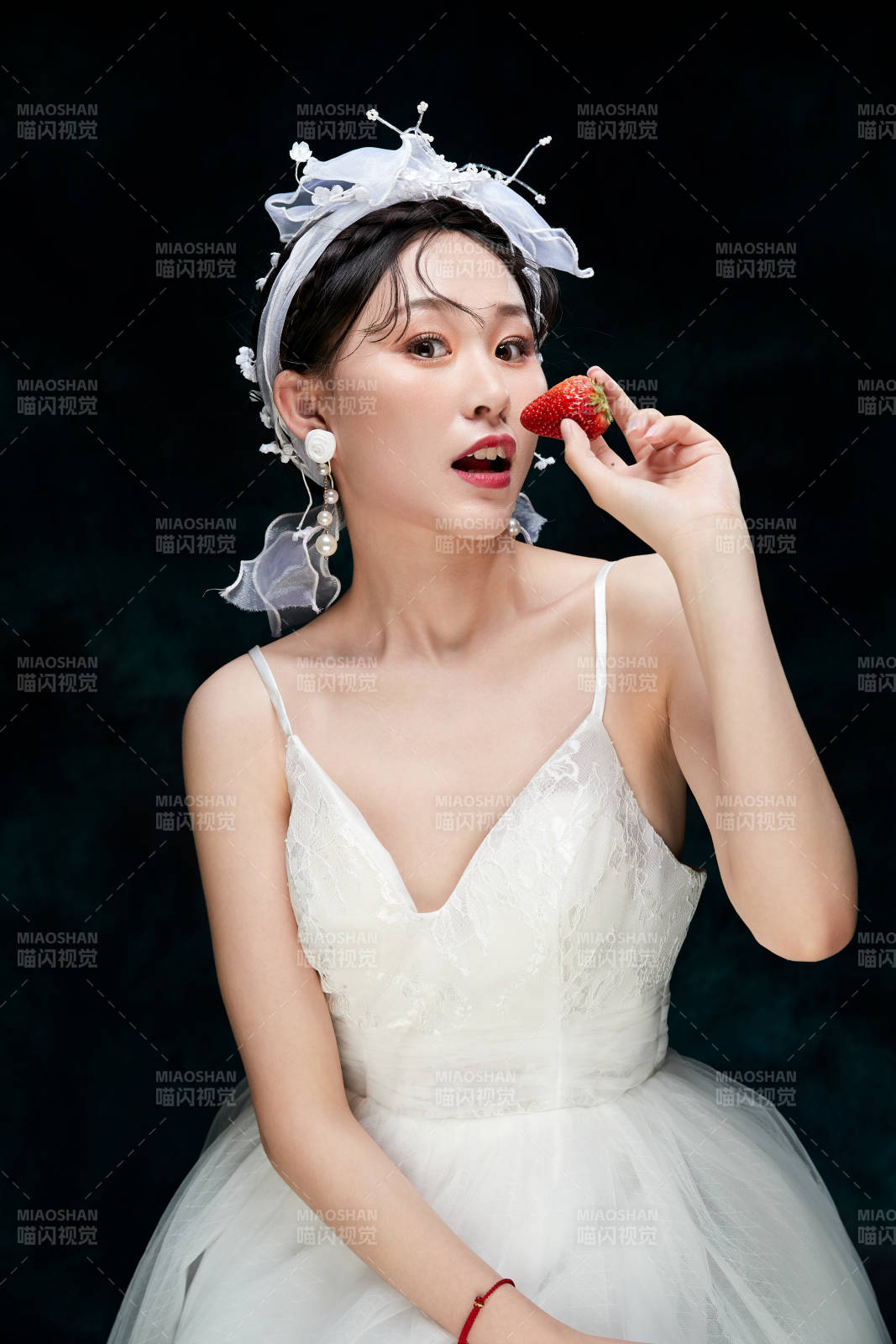 黑色背景下的女性復古婚紗妝面