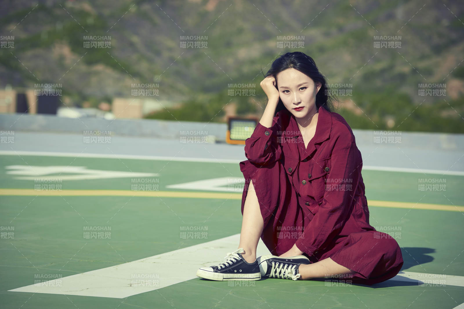 在樓頂停機坪的亞洲年輕女性