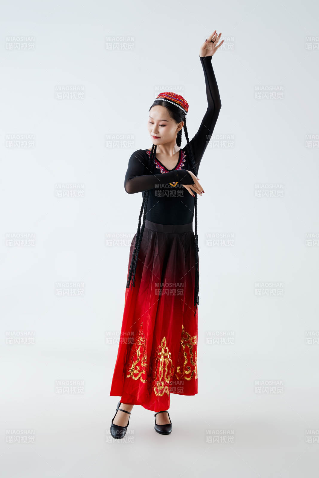 穿著新疆維吾爾族服飾跳舞的少女