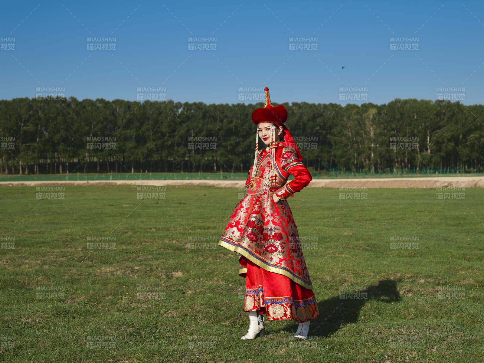 草原上穿著蒙古族傳統服飾的亞洲年輕美少女
