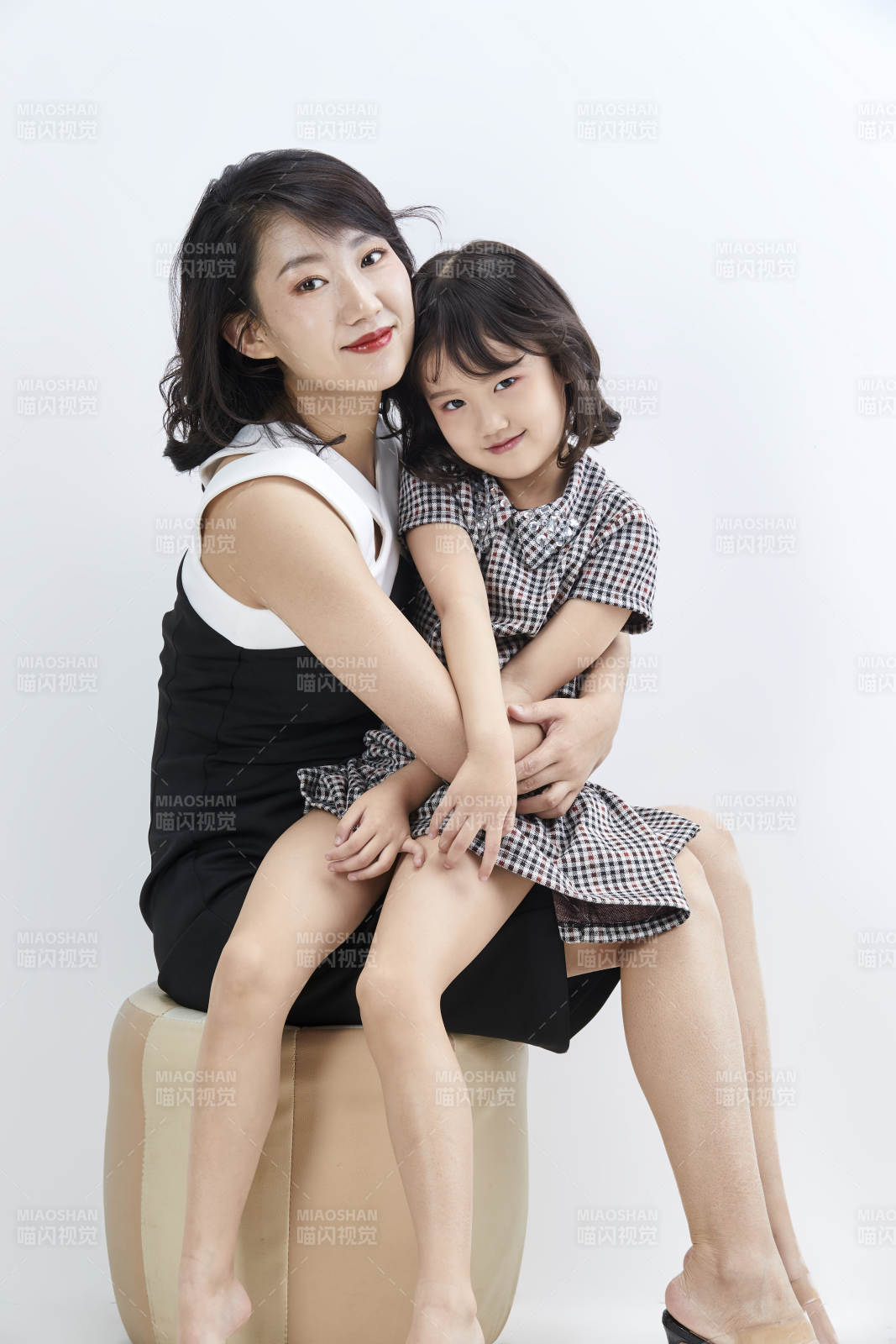 白色背景的美麗媽媽與可愛女兒親子人像