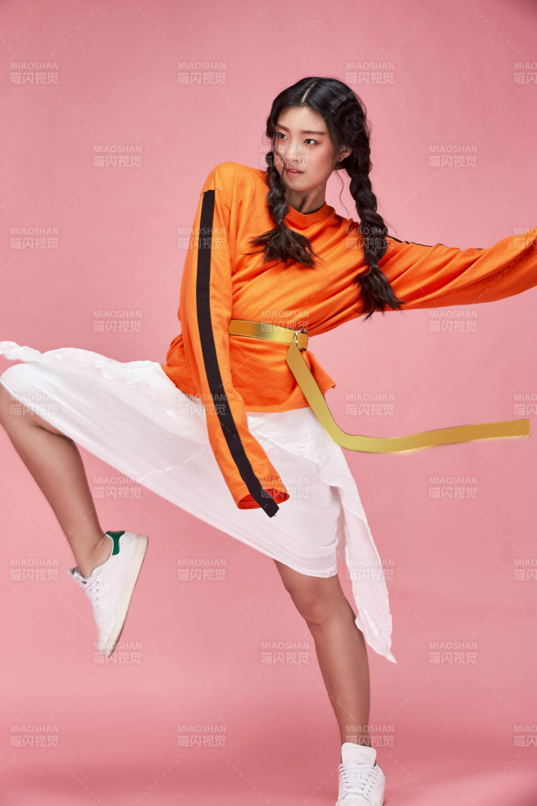 攝影棚拍攝的時尚亞洲女性模特