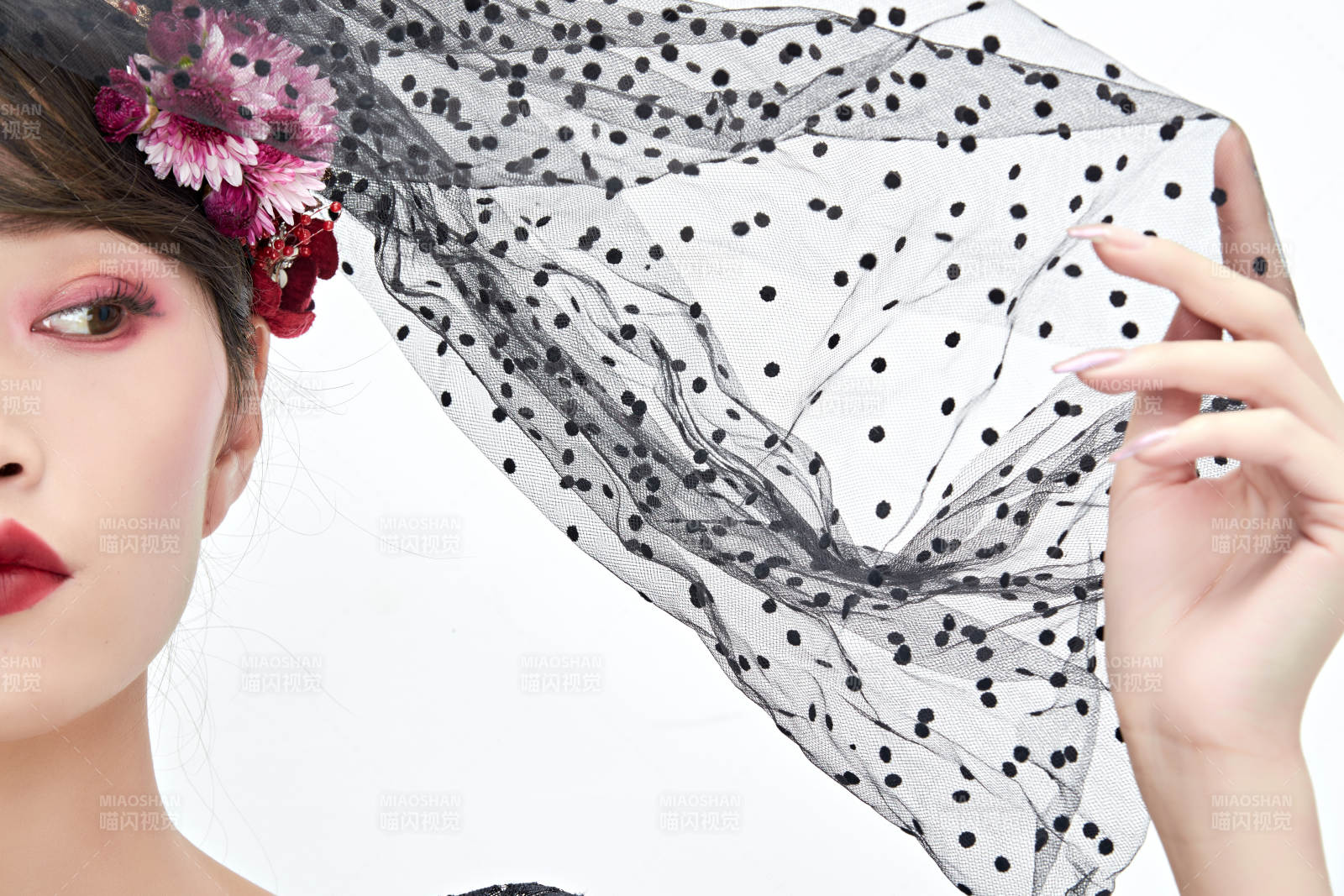 白色背景下的新娘彩妆美女人像