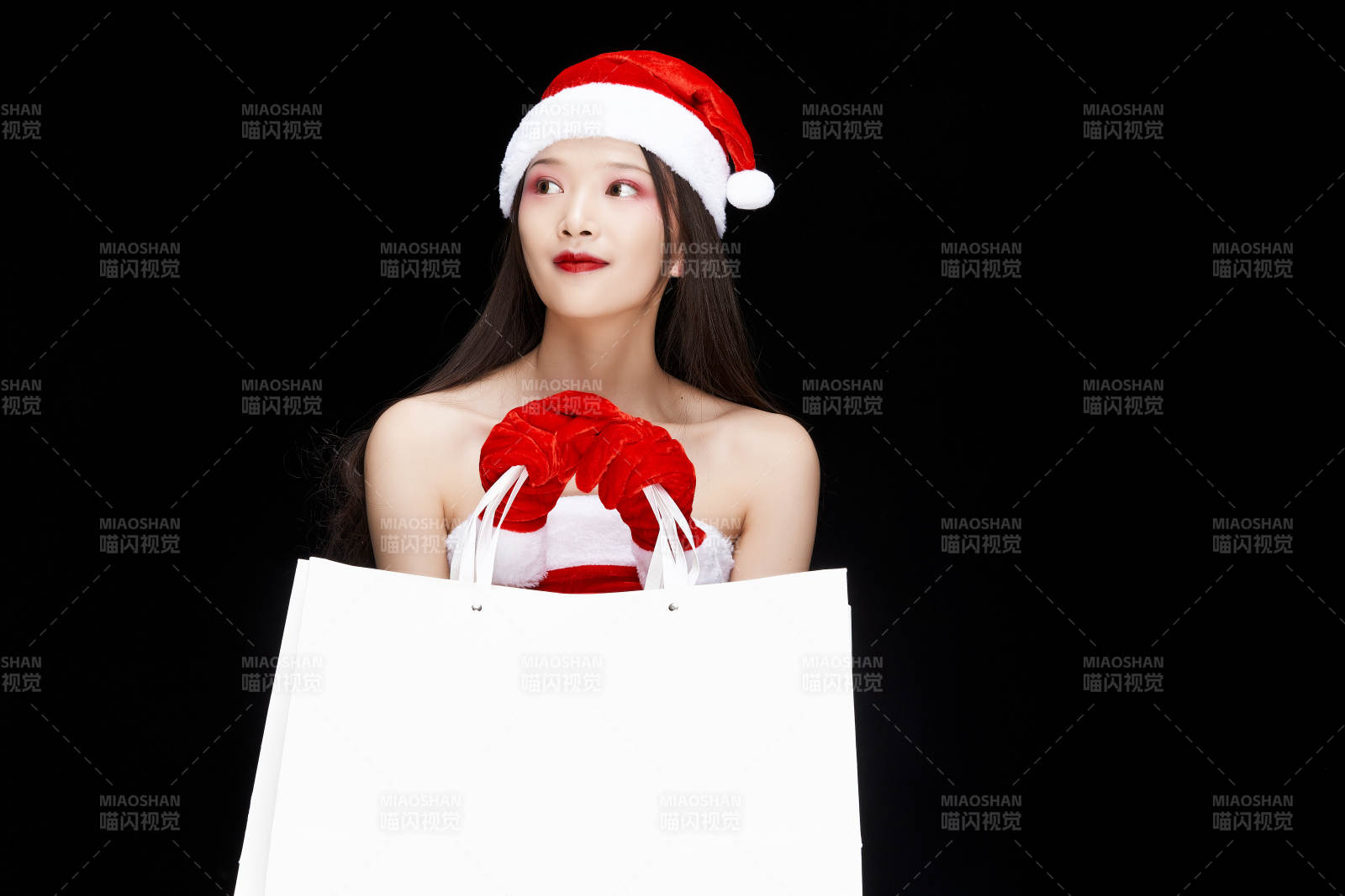 身穿圣誕服飾手提購物袋性感可愛的圣誕女郎