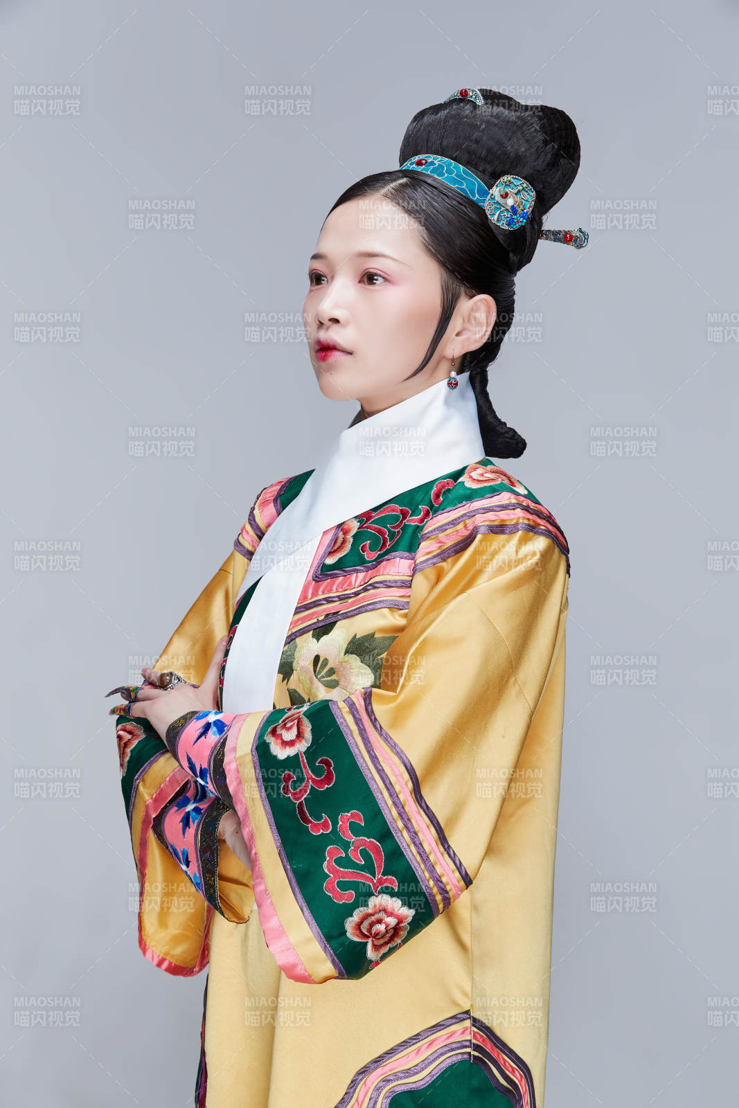 白色背景下的清代女性古裝造型清朝古裝