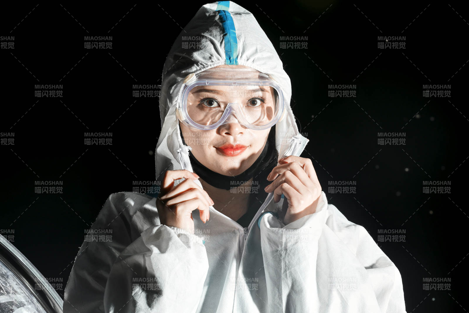 穿白色防護服佩戴護目鏡口罩的女性防護人員