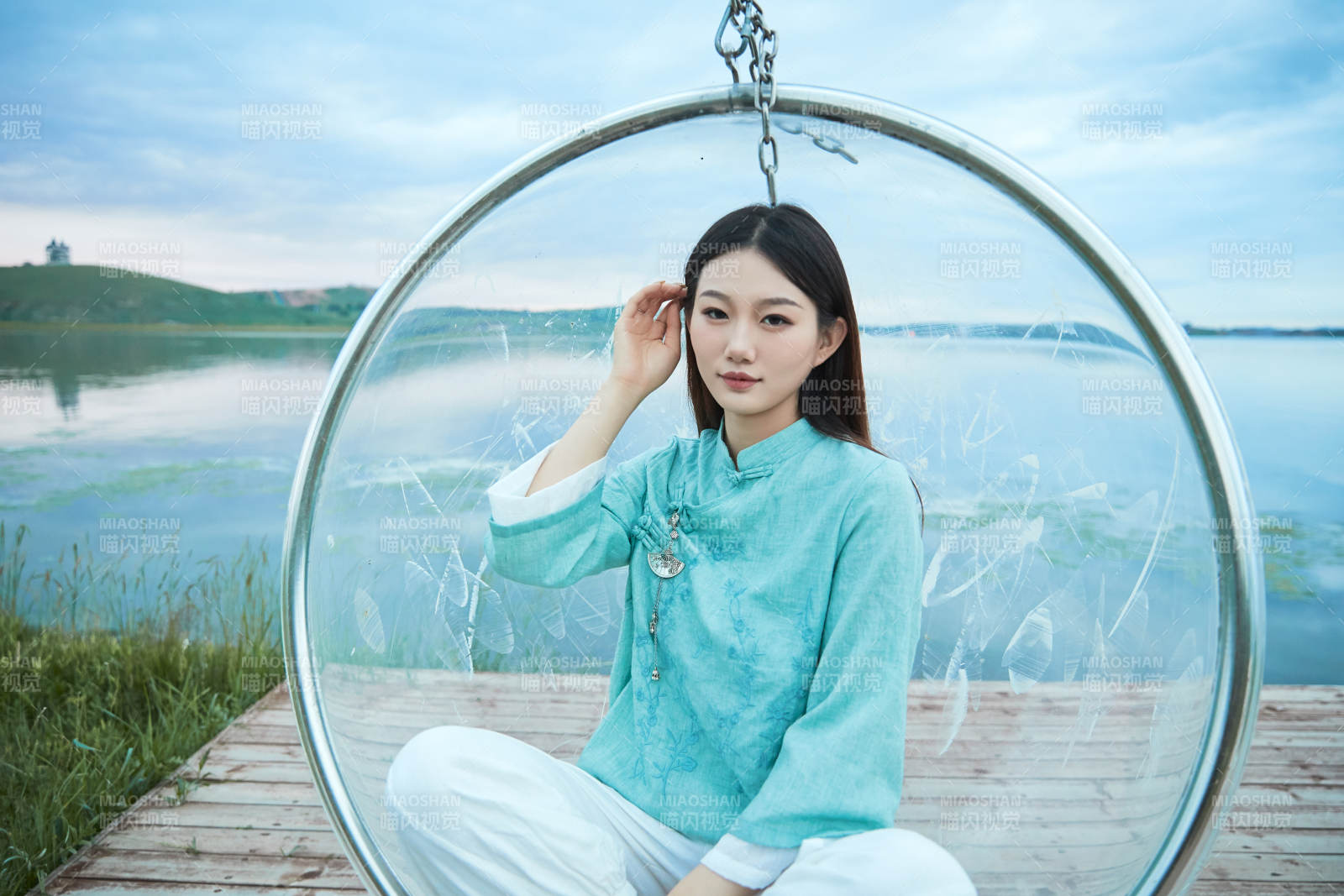 草原湖畔打卡點游玩拍照的亞洲少女