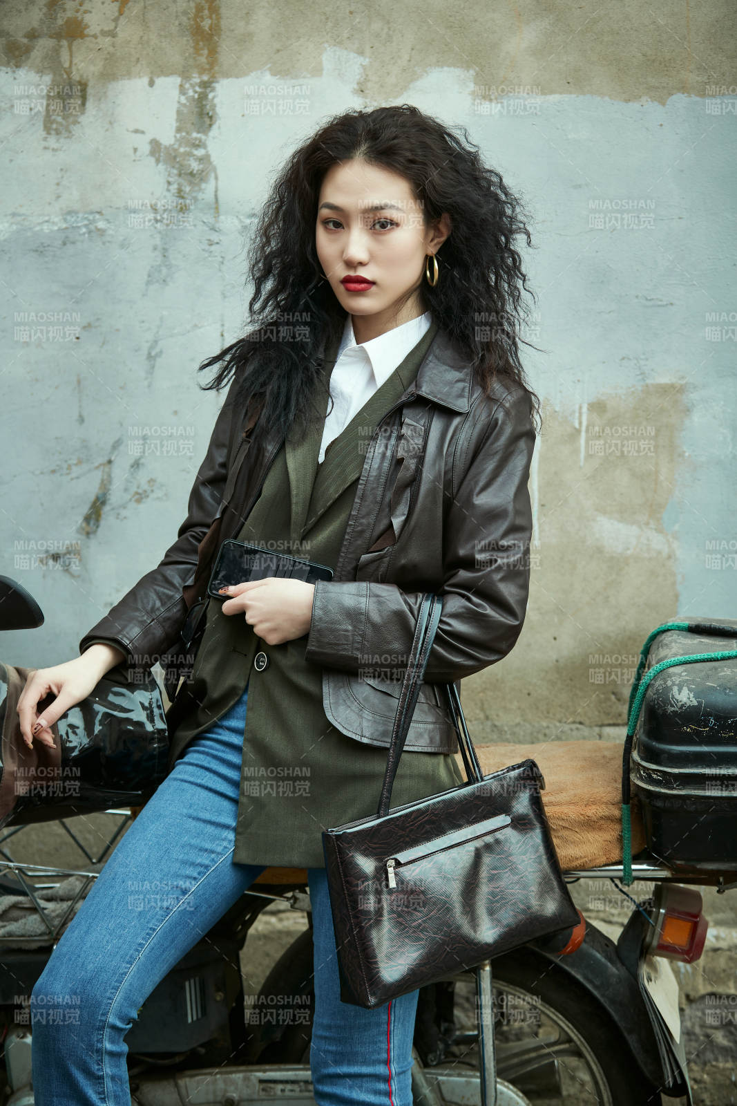 老舊城區里穿著復古港風的美麗清純少女