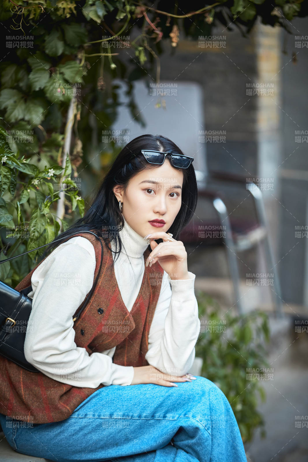 老舊城區里穿著復古港風的美麗清純少女