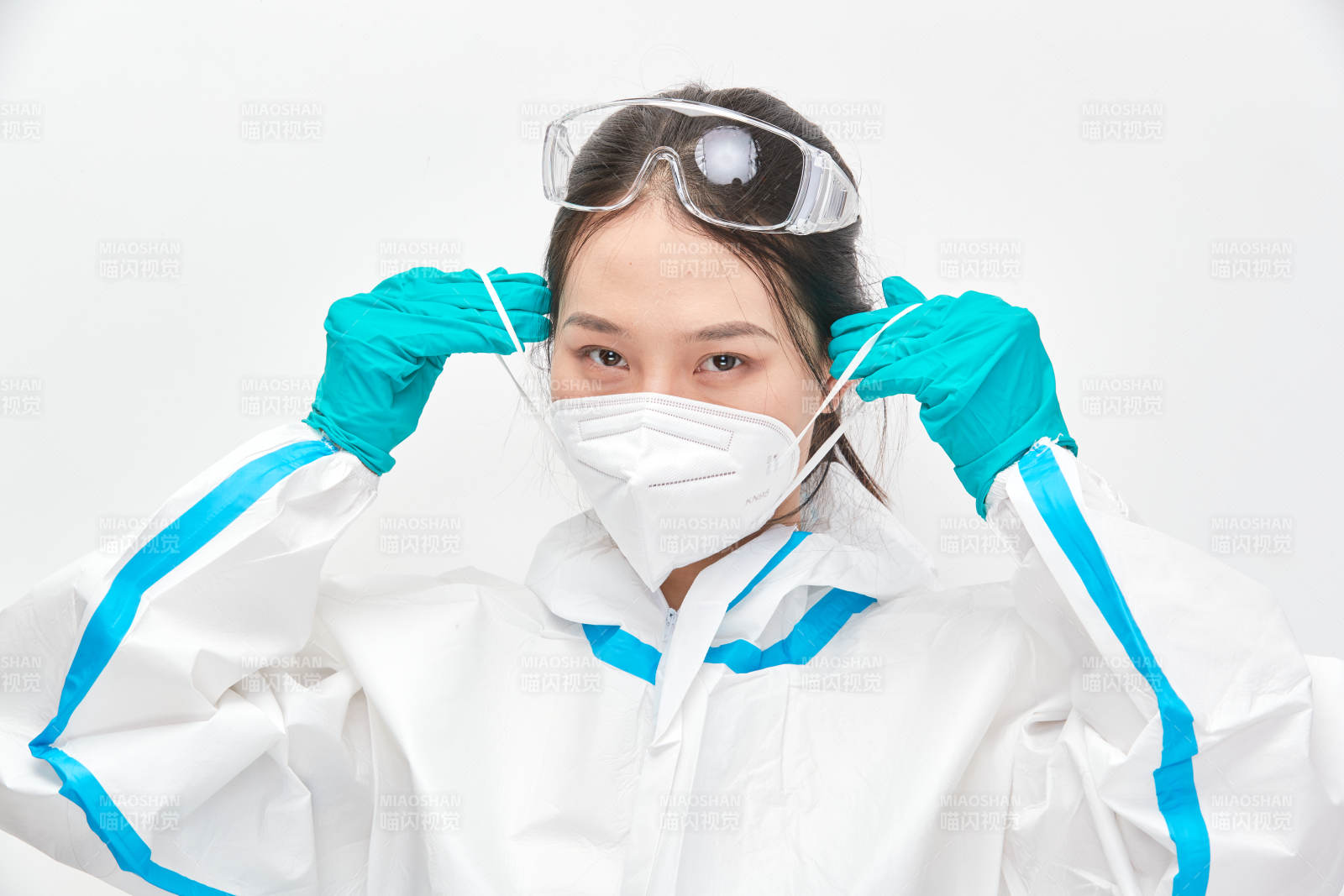 穿白色防護服佩戴護目鏡口罩的女性醫療人員