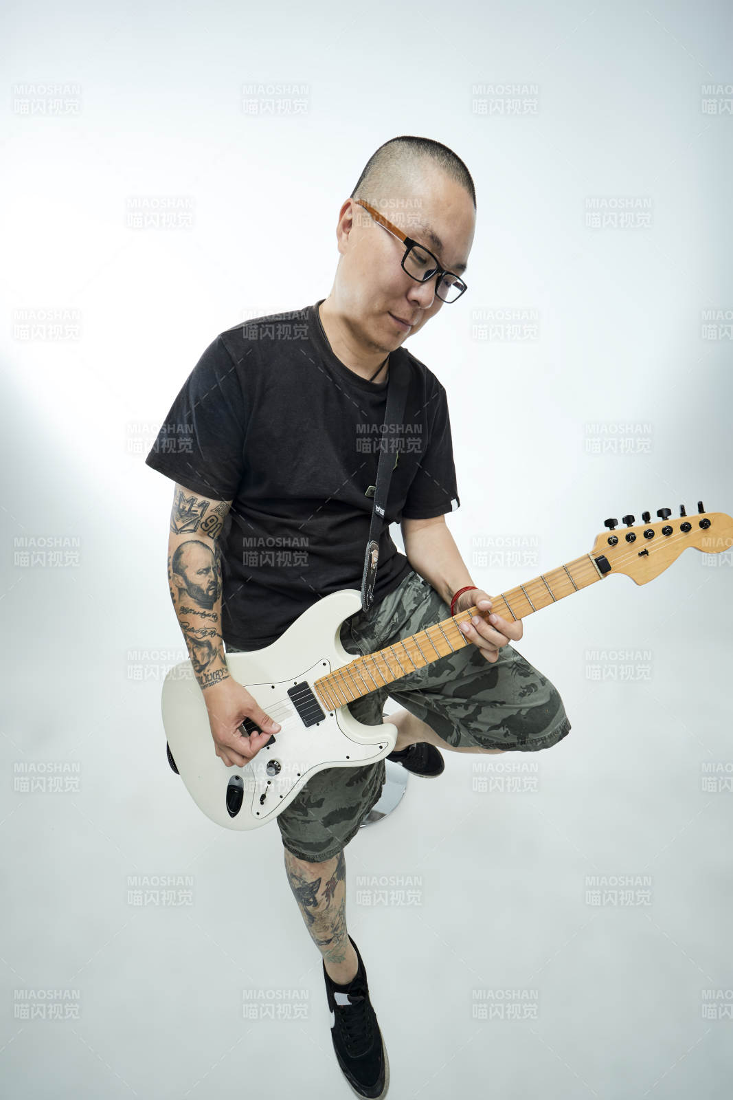 手持電吉他展示演奏的亞洲男性搖滾樂手人像