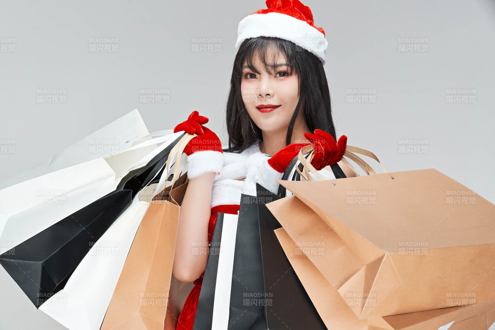 身穿圣誕服飾手提購物袋性感可愛的圣誕女郎