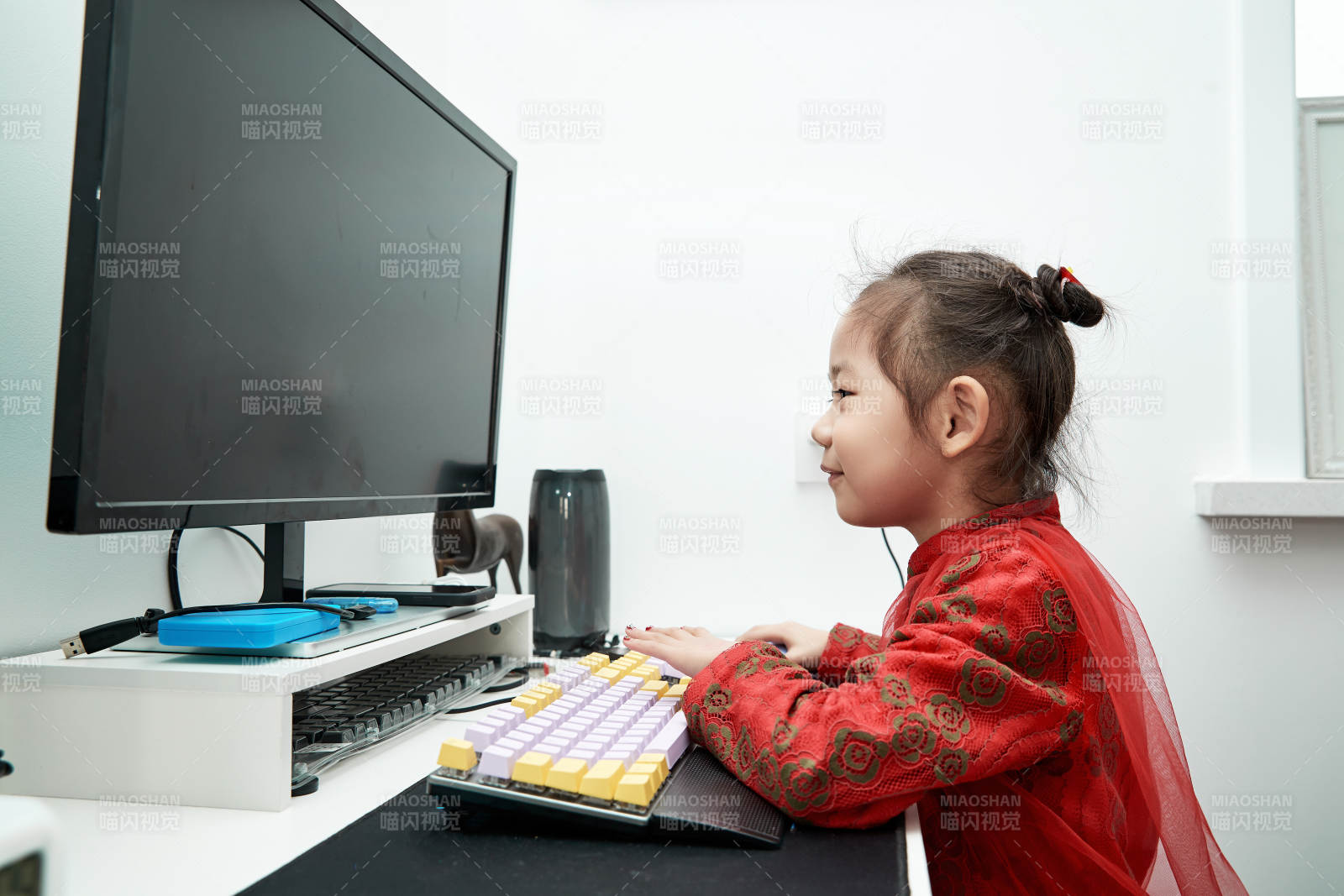 在家玩耍的亞洲小女孩