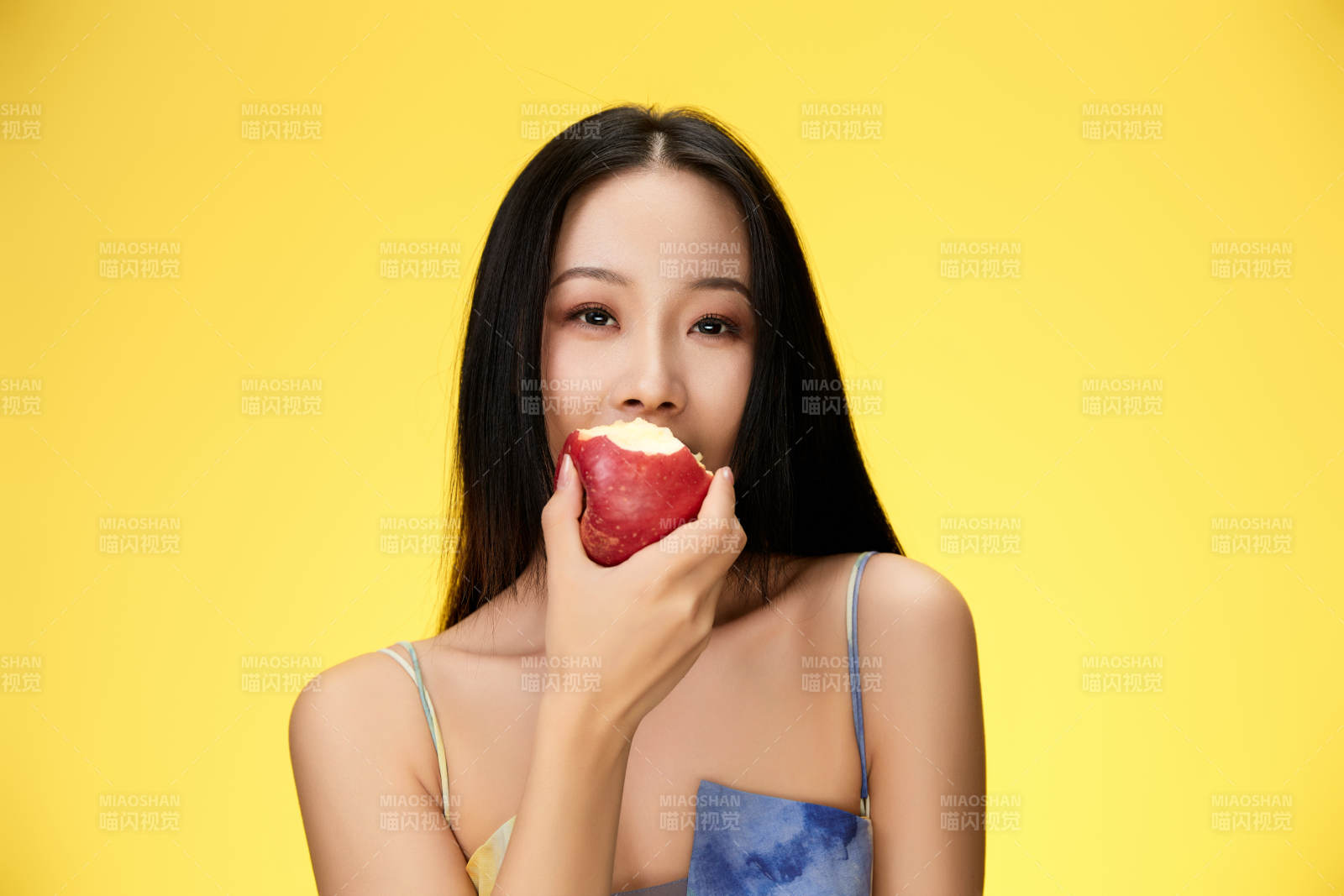 吃水果的亞洲東方長發少女