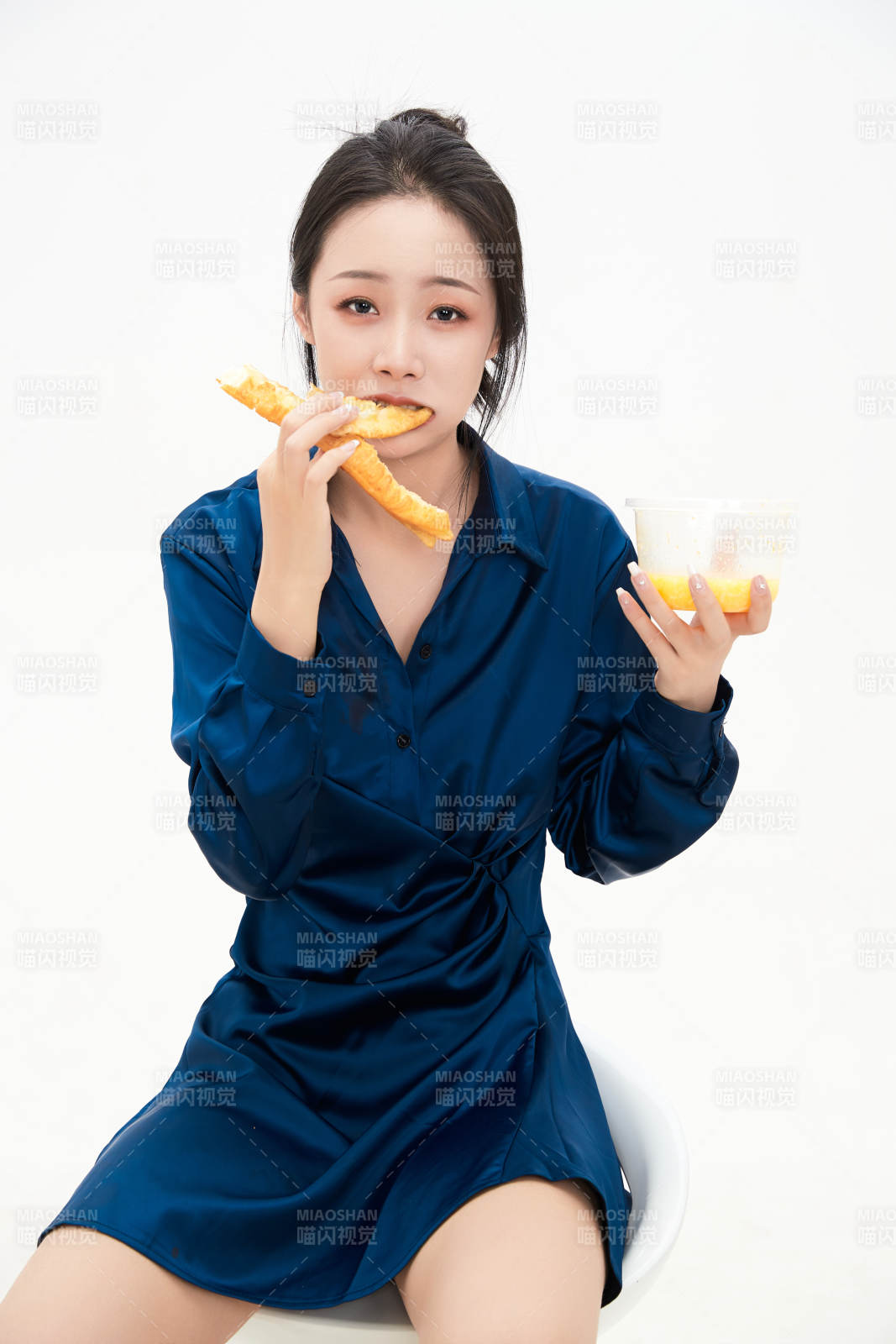 大吃特吃的亞洲可愛少女人像