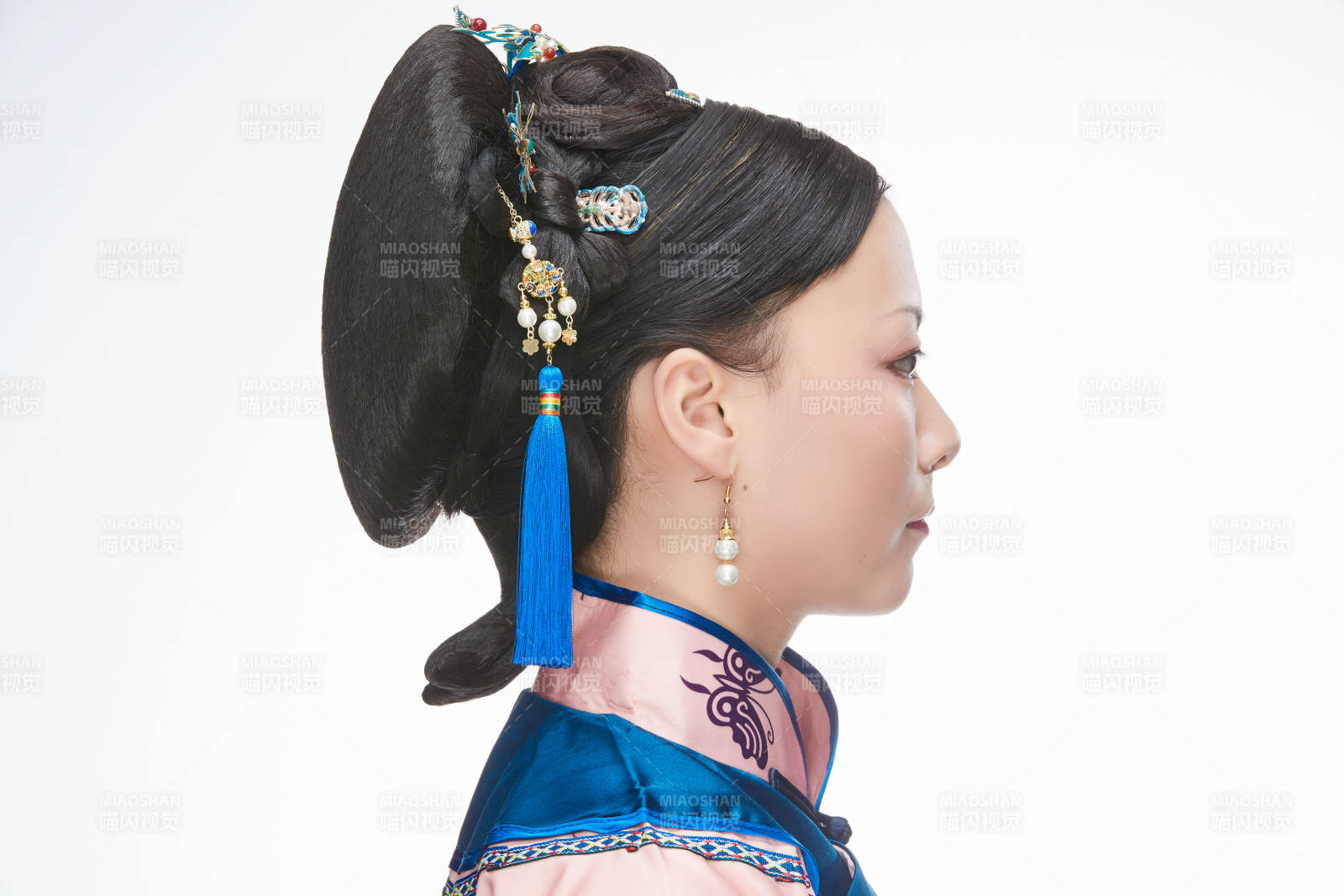 白色背景下的清代女性古裝造型清朝古裝