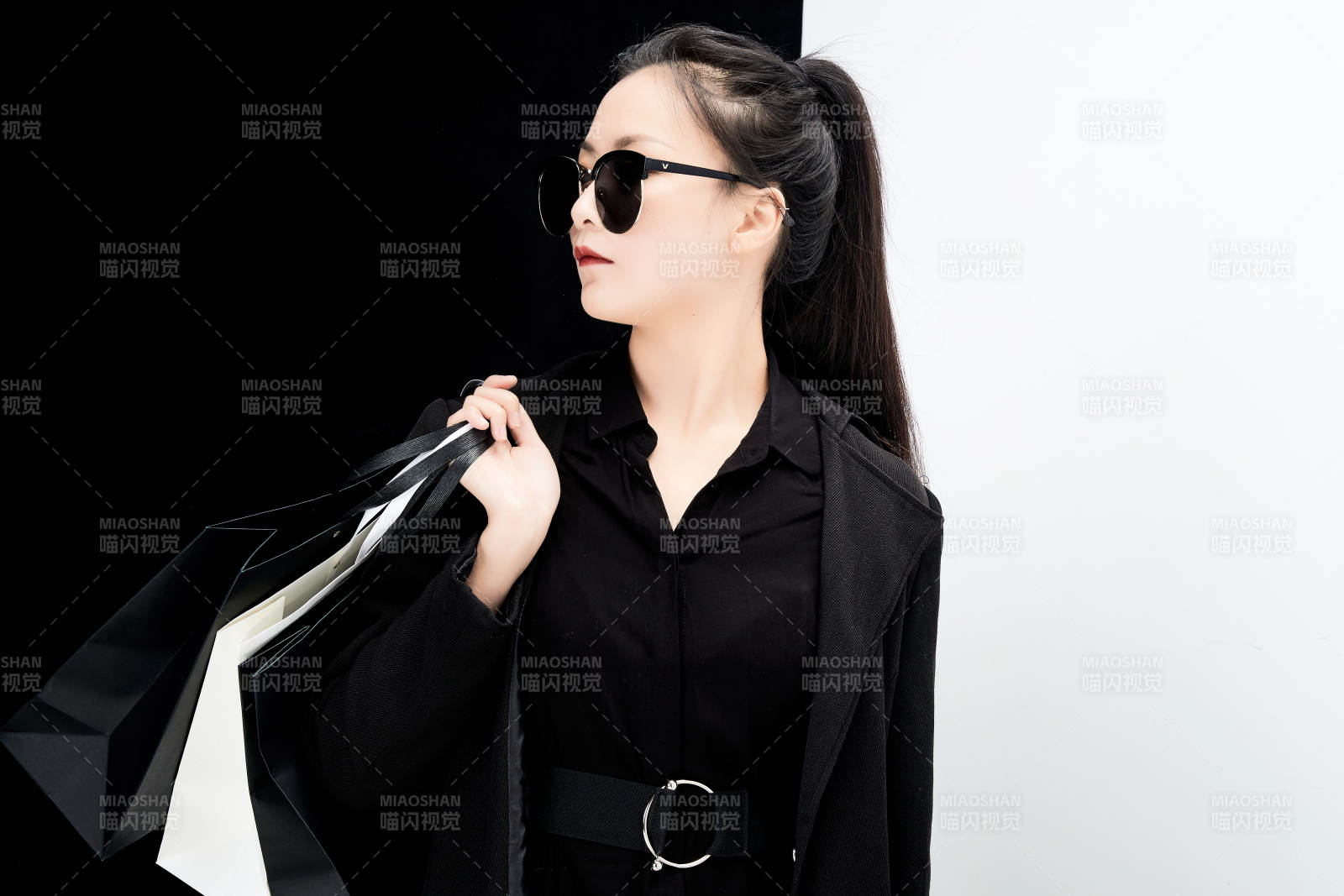 黑白色背景下的手提購物袋的時尚亞洲少女