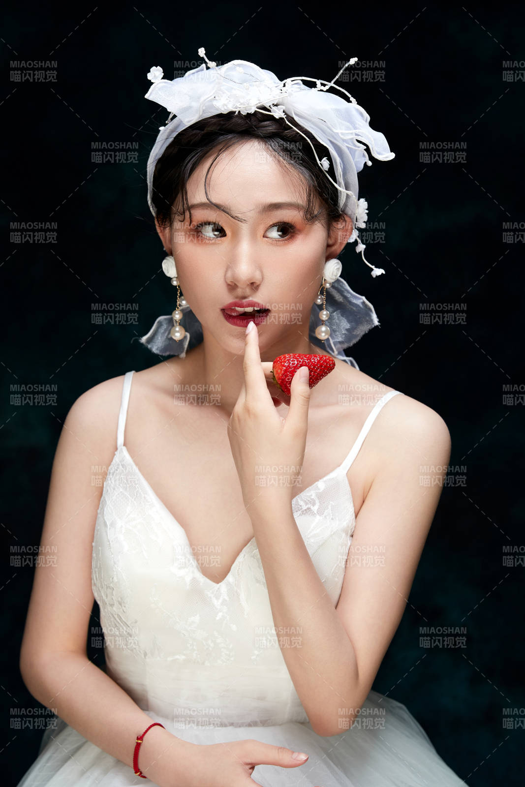 黑色背景下的女性復古婚紗妝面