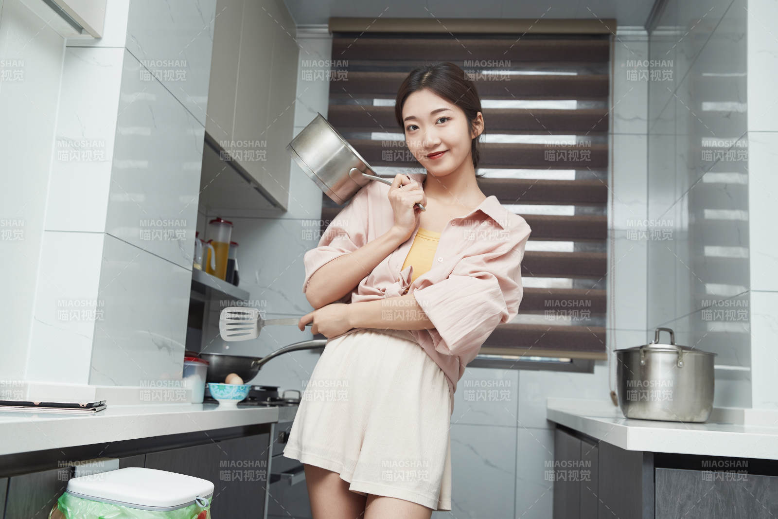 在廚房下廚的年輕亞洲女性