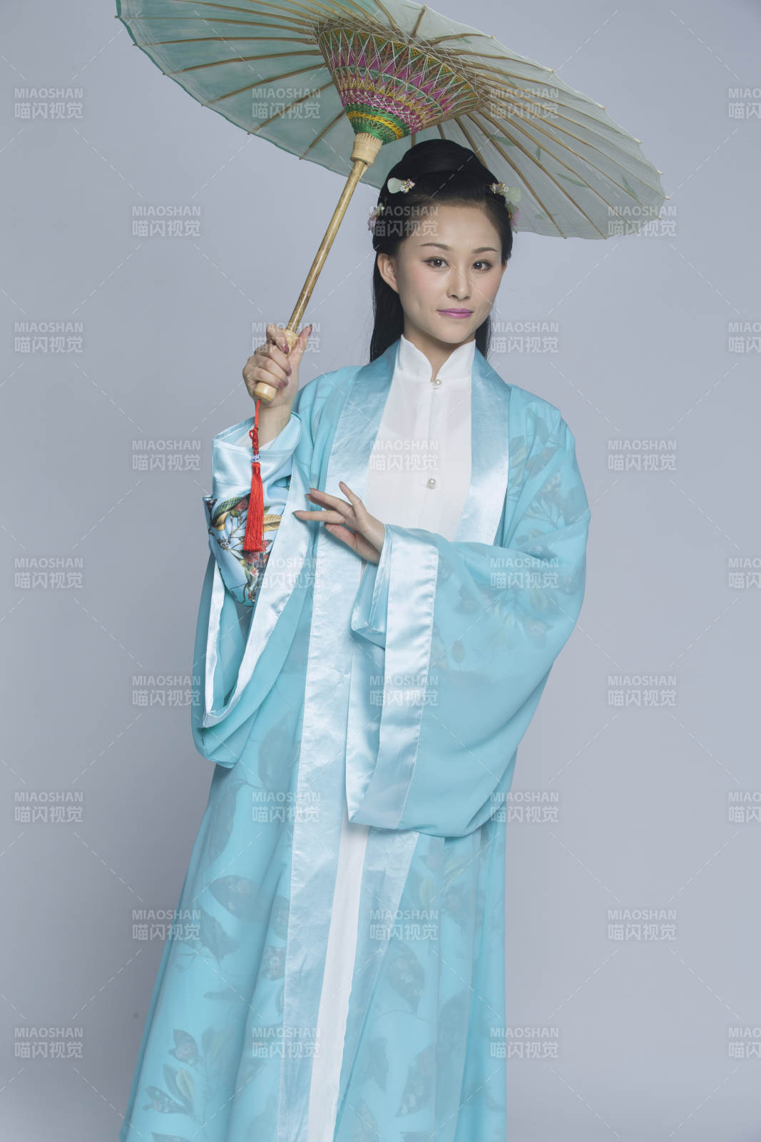 身穿古裝的漢服女性人像漢服影棚拍攝