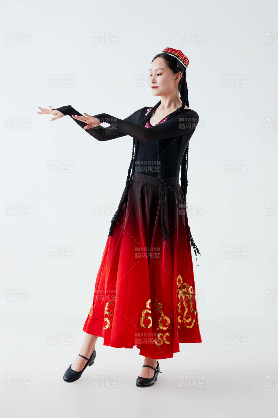 穿著新疆維吾爾族服飾跳舞的少女